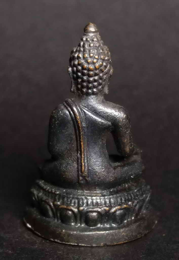 รหัสสินค้า พระกริ่ง พระหล่อ 028 รูปหล่ออุดกริ่งพระพุทธสิหิงค์ เนื้อทองแดงรมดำตอกโค๊ตไม่ทราบที่ พระรายการนี้ให้เช่าบูชาแล้ว