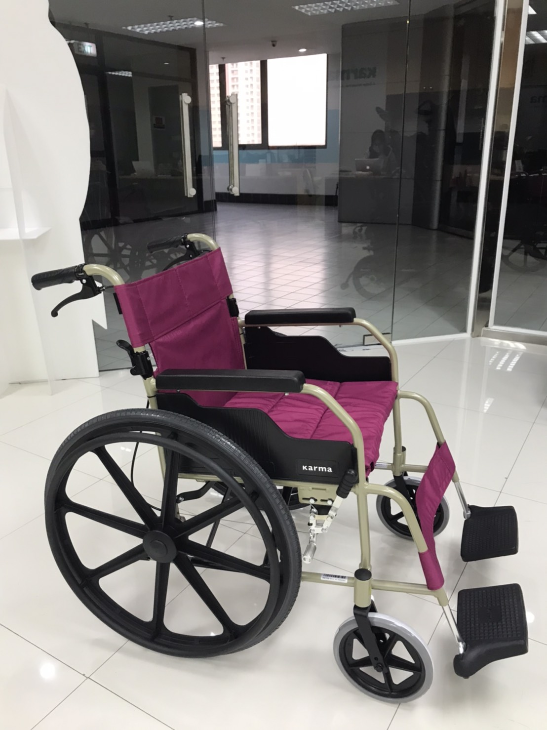 รถเข็นอลูมินัมอัลลอยด์คาร์ม่า รุ่น KM-1500 (KARMA KM-1500) ดีไซน์คลาสสิค ทนทาน เบาะกว้าง 18 นิ้ว ล้อหลัง 24 นิ้ว ของแท้ รับประกันศูนย์ไทย 5 ปี