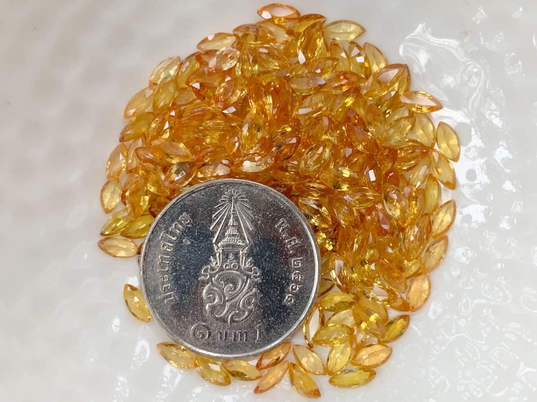 บุษราคัมมาคี 2.5x5mm. 1 กะรัต