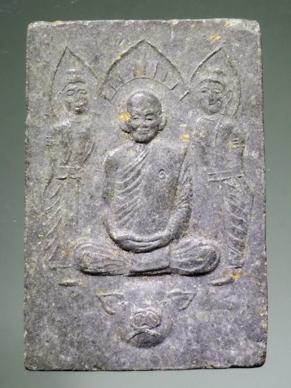 รหัสสินค้า พระเนื้อดิน เนื้อผง เนื้อว่าน 1037 พระผงใบลานหลวงปู่พันธ์ วัดสระแก้ว จังหวัดชัยภูมิ รุ่นปีหมูทอง