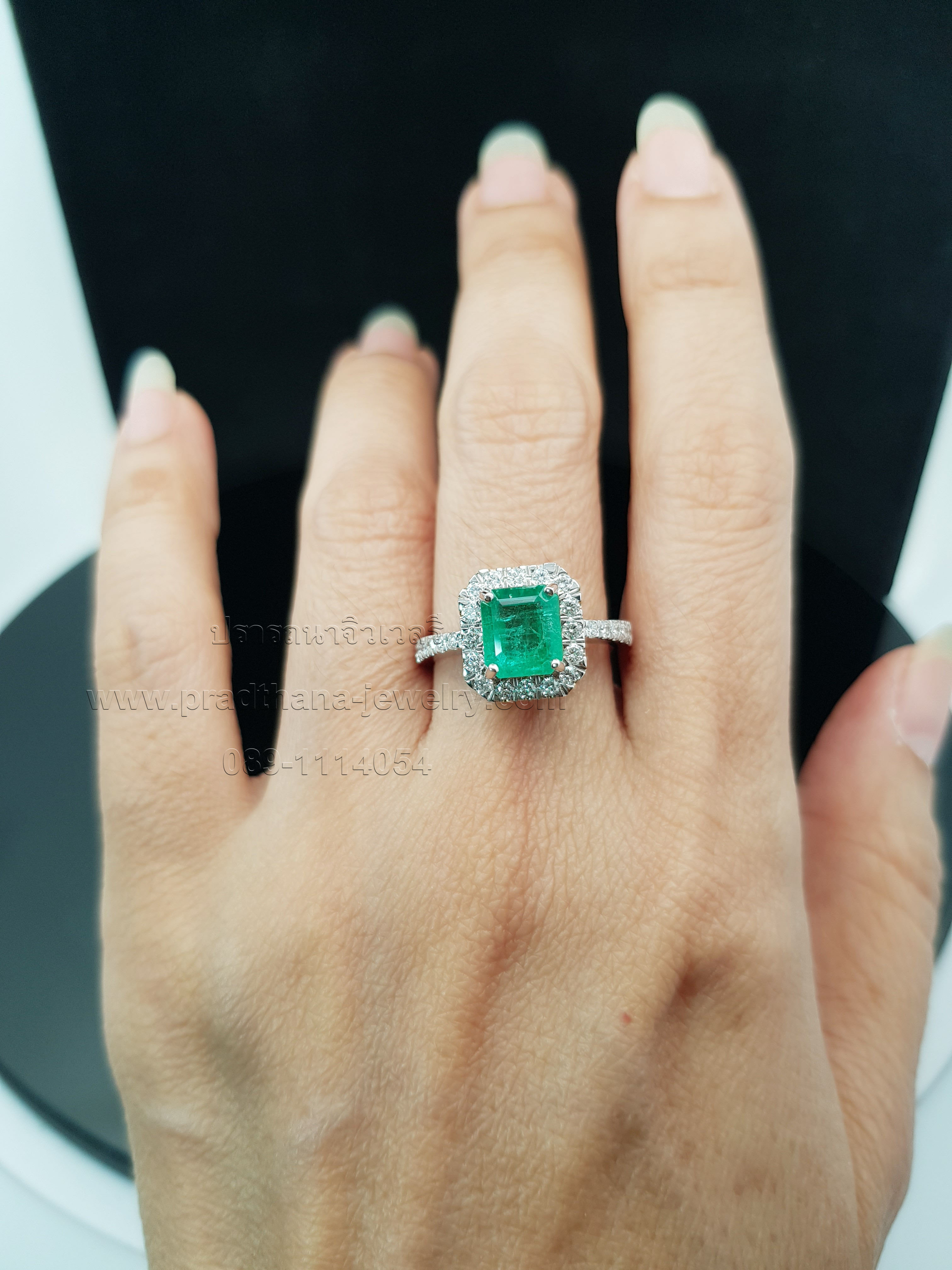 แหวนมรกตประดับเพชร