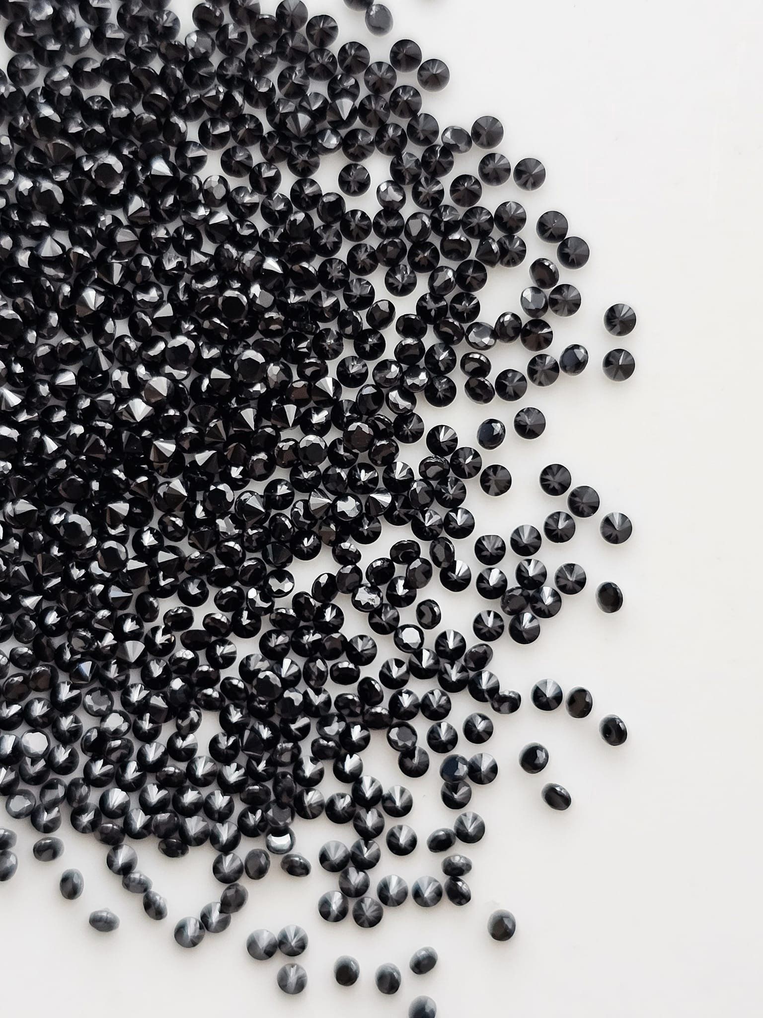 พลอยนิลกลมเจียรเหลี่ยม 1.2mm. 5 กะรัต