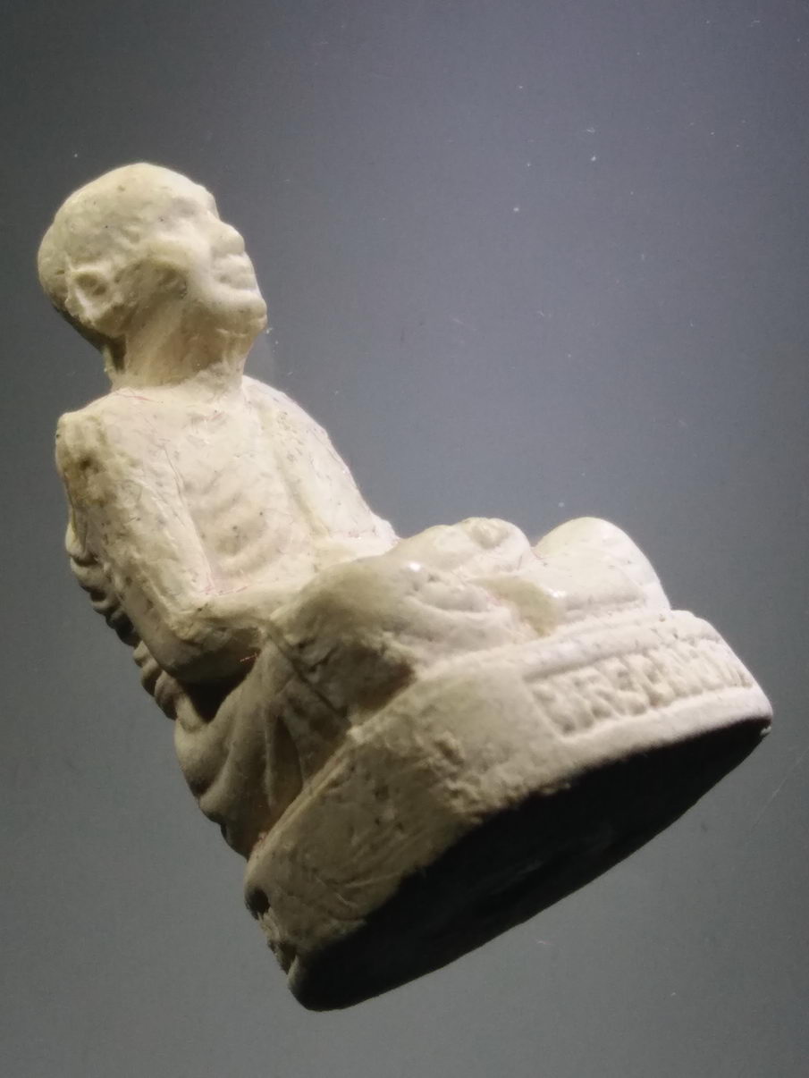 รหัสสินค้า พระมีกล่อง 3920 รูปหล่อลอยองค์ เนื้อผง หลวงพ่อคง วัดบางกะพ้อม จังหวัดสมุทรสงคราม สร้างปี 2548 ปลุกเสกโดยพระสงฆ์ พระเกจิอาจารย์ 1,250 รูป