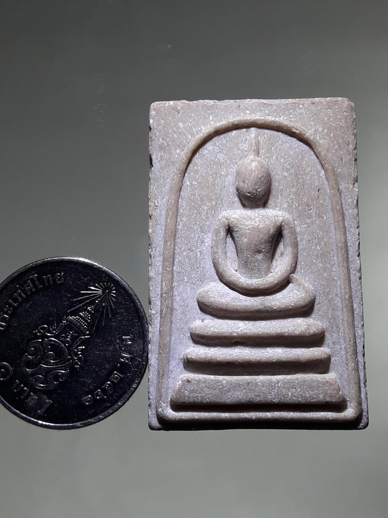 รหัสสินค้า พระสมเด็จ วัดต่างๆ 1323 พระสมเด็จเนื้อผงหลังรูปเหมือนหลวงพ่อแพ วัดพิกุลทอง จังหวัดสิงห์บุรี ไม่ทราบปีที่สร้าง