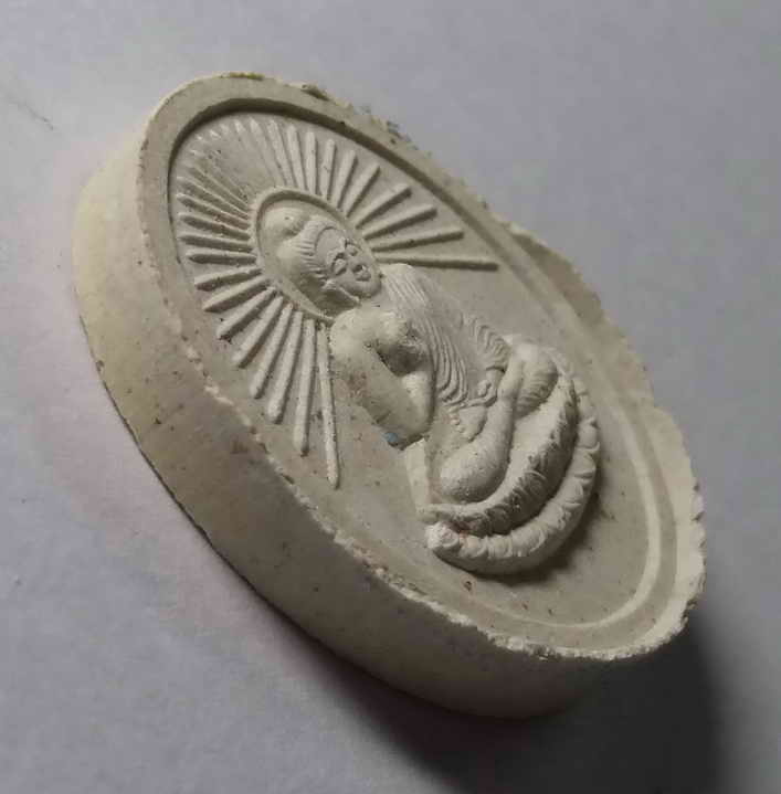 รหัสสินค้าพระเนื้อดิน เนื้อผง เนื้อว่าน 427 พระผงพิมพ์พระพุทธประทานพร ประกายรัศมี วัดเขาวงพระจันทร์ จังหวัดลพบุรี