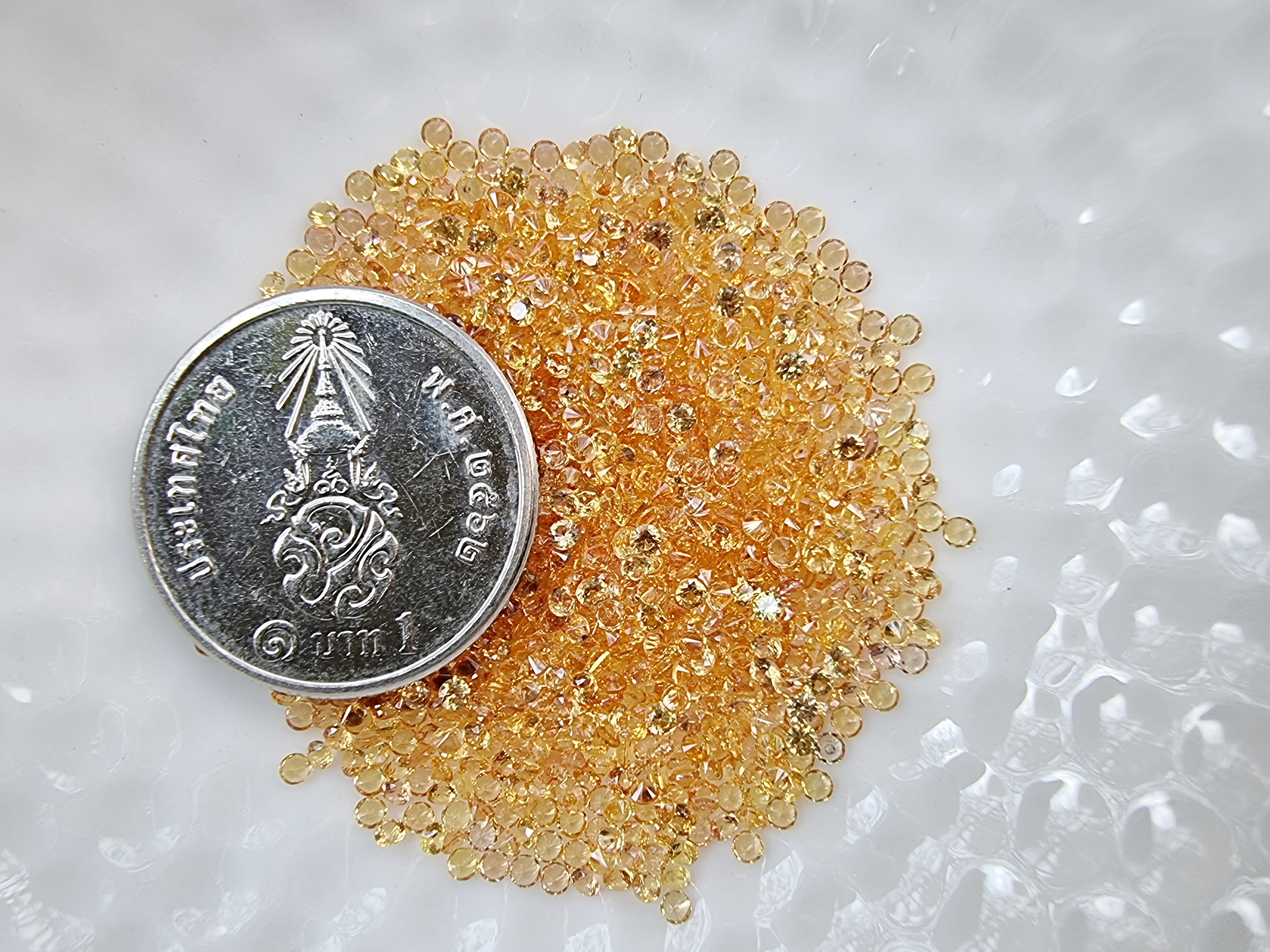 Yellow sapphire บุษราคัมกลม 1.5 มม. 1 กะรัต