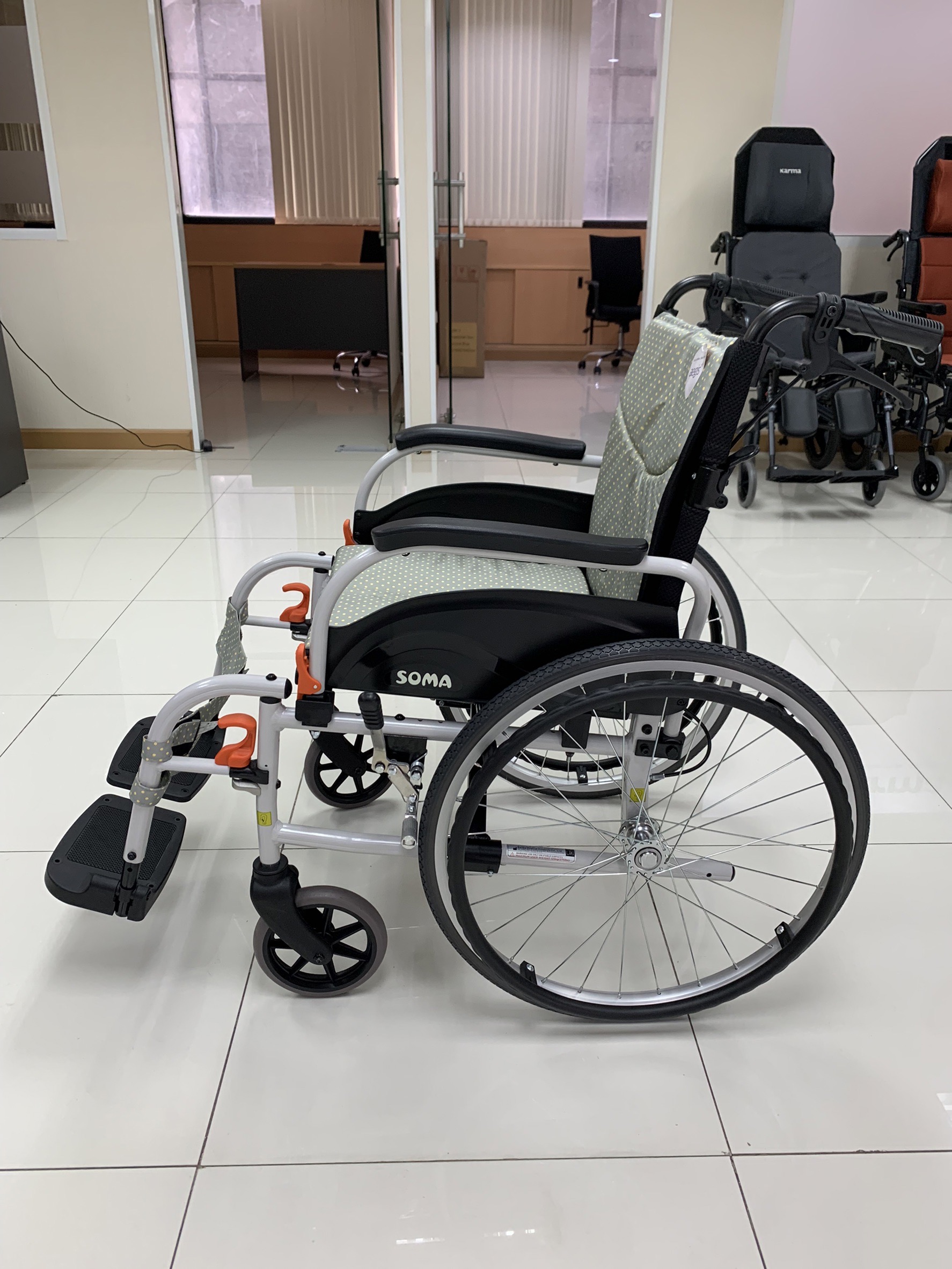 SALE รถเข็นอลูมินัมอัลลอยด์โซม่า SOMA รุ่น Agile เบาะกว้าง 18 นิ้ว สะดวกสบาย ถอดชิ้นส่วนได้ เปิดที่พักแขนขึ้นได้ รองรับน้ำหนักสูงสุด 115 กิโลกรัม