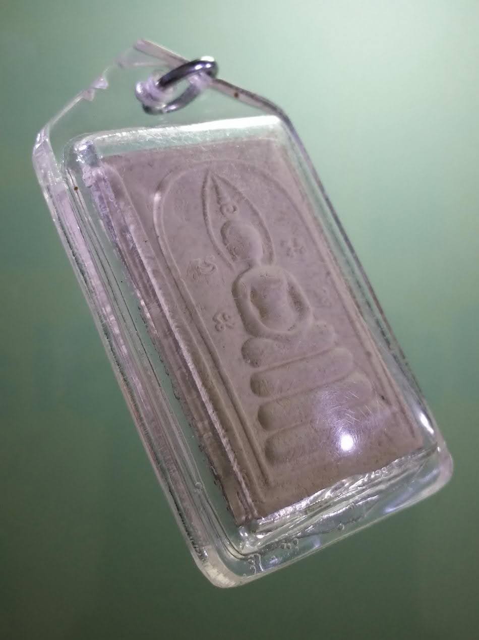 รหัสสินค้า พระเนื้อดิน เนื้อผง เนื้อว่าน 225 พระสมเด็จอรหัง พิมพ์เกศอุ หลังปั๊มตรายาง พระอาจารย์เดช วัดสังฆมงคล จังหวัดนครสวรรค์ เลี่ยมพลาสติก อย่างหนา งานมือ ใช้งานได้อีกนาน เชิญครับไม่แพง