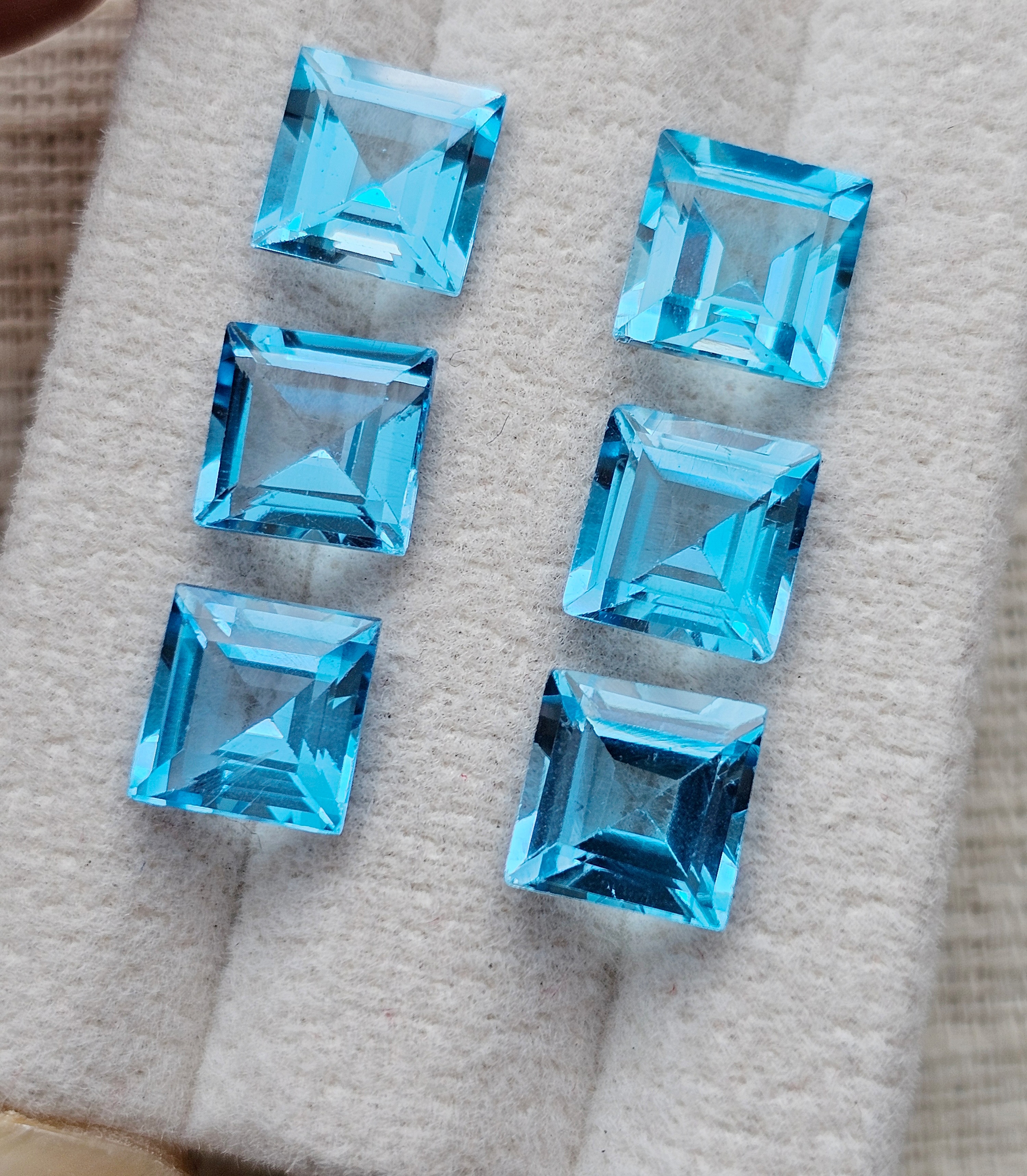 พลอยบลูโทปาสสี่เหลี่ยม 7x7 mm. 1 เม็ด