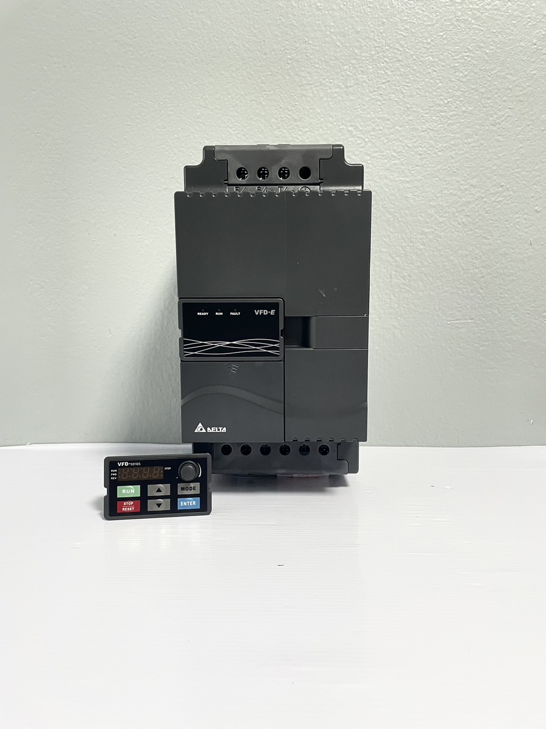 Delta Inverter VFD055E43A 7.5HP 5.5kw (Input 380V 3-Phase Output 380V 3-Phase )