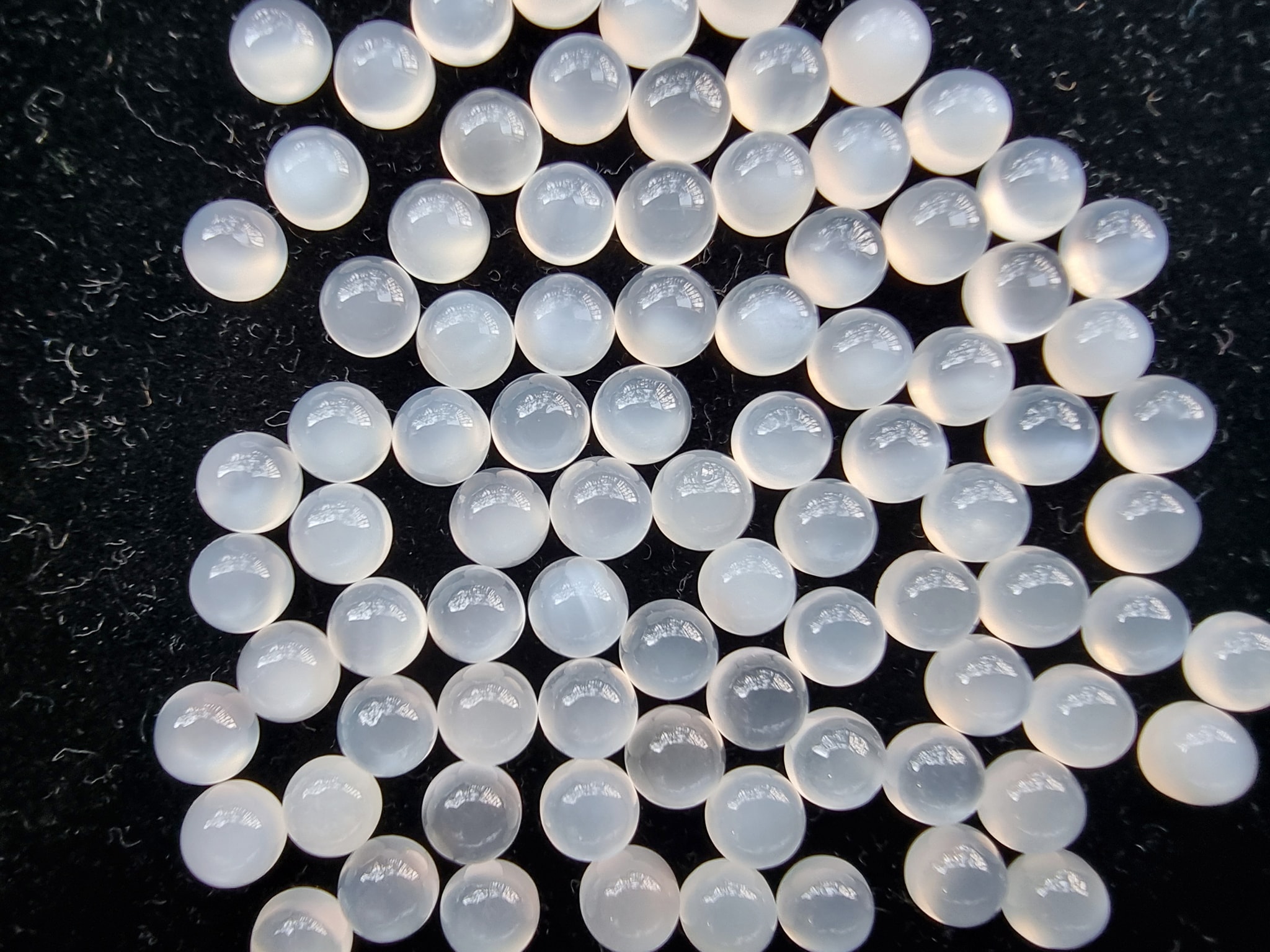 มูนสโตนกลมหลังเบี้ย 5.0 mm. 5 กะรัต