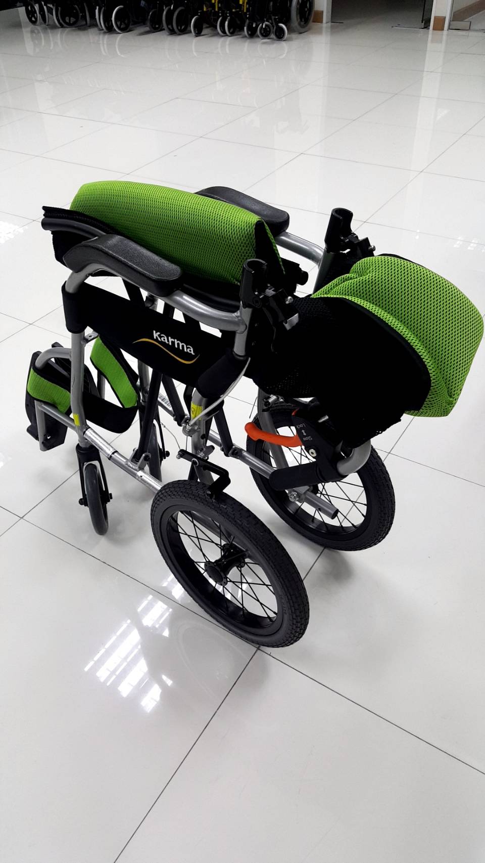 รถเข็นวีลแชร์น้ำหนักเบา พับได้ อลูมินัมอัลลอยด์คาร์ม่า รุ่น Ergo Lite (WheelChair KARMA Ergo Lite) น้ำหนักเบาเพียง 8.5 กก. เบากว่าทุกรุ่นของคาร์ม่า เหมาะสำหรับเดินทาง ของแท้ รับประกันศูนย์ไทย 5 ปี (รุ่นยอดนิยม)
