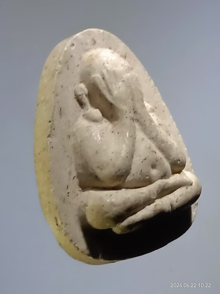 รหัสสินค้า พระเนื้อดิน เนื้อผง เนื้อว่าน 071 พระปิดตาเนื้อผง รุ่นปลดหนี้ วัดเกาะแก้วอรุณคาม จังหวัดสระบุรีพระมีรอยกระเทาะ ขอบด้านล่าง มีรอยสะกิด หลายจุดหลายตำแหน่ง พิจารณาก่อนเช่าบูชานะครับ