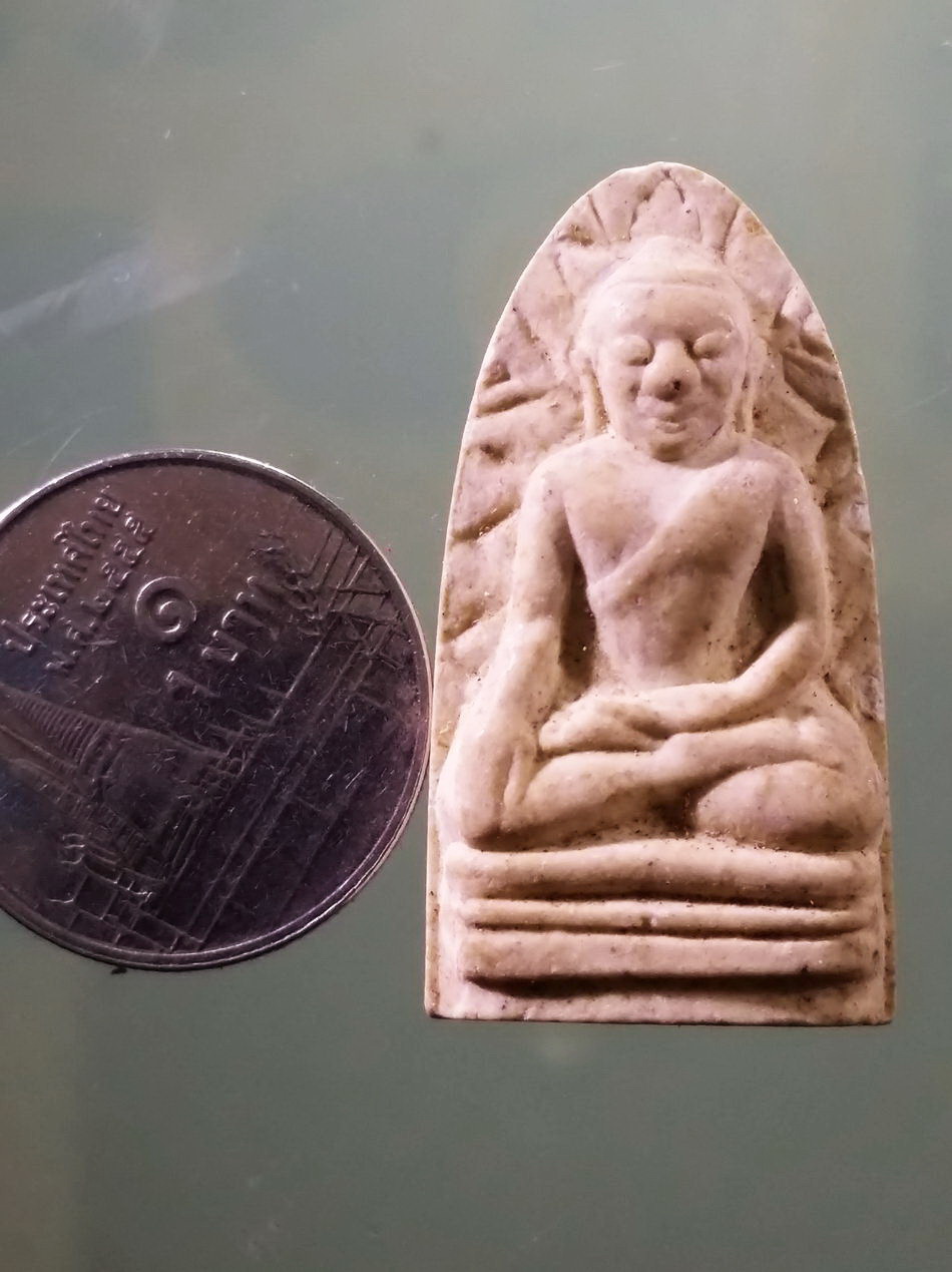 รหัสสินค้า พระเนื้อดิน เนื้อผง เนื้อว่าน 463 พระรอดเนื้อผง หลวงปู่รอด ฐิตวิริโย วัดสันติกาวาส อำเภอพรหมพิราม จังหวัดพิษณุโลก ขนาดเทียบกับเหรียญบาท