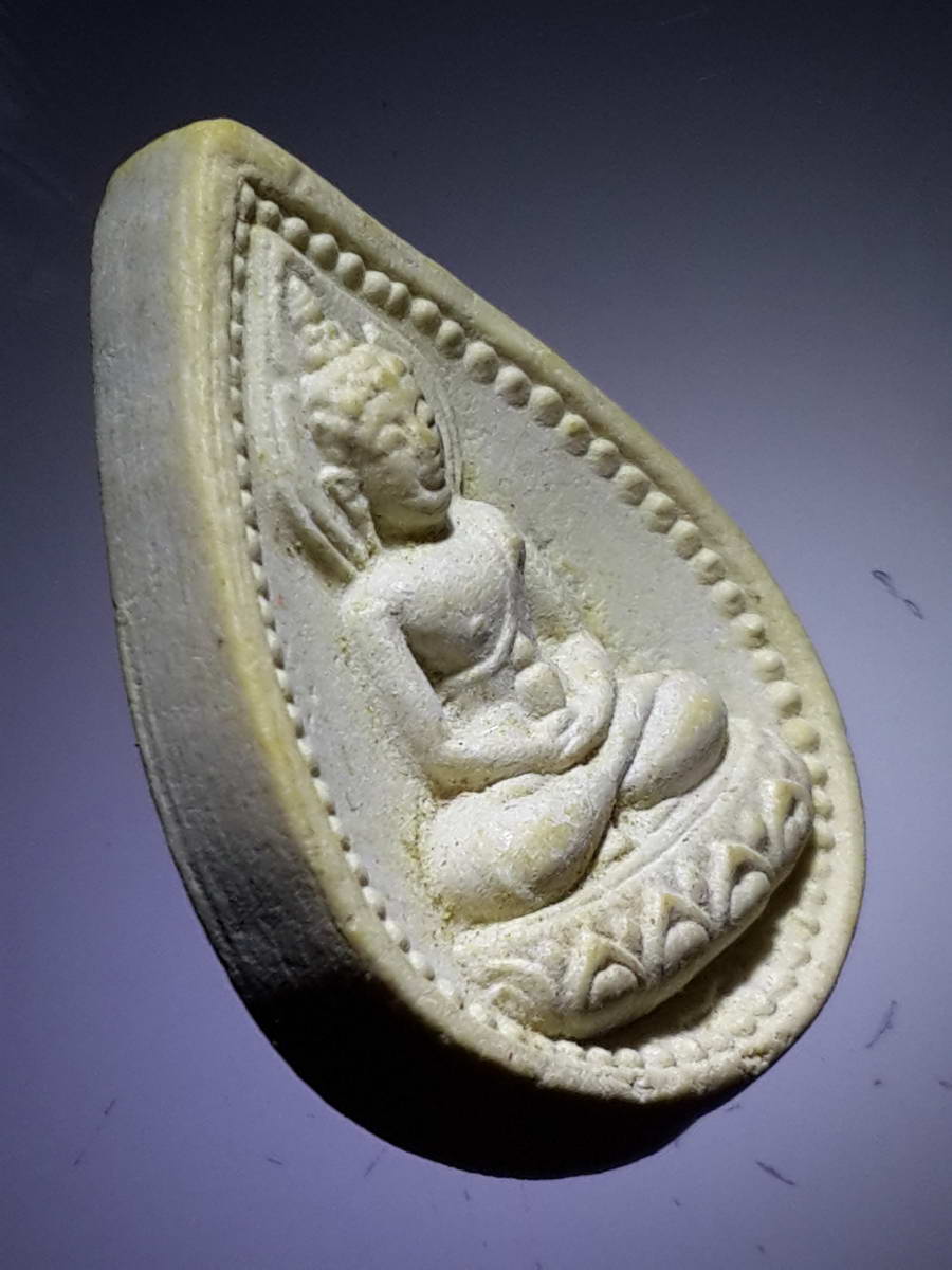 รหัสสินค้า พระไม่ทราบที่ 430 พระพุทธเนื้อผง หยดน้ำ ถือหม้อน้ำมนต์ หลังเรียบ ไม่ทราบที่