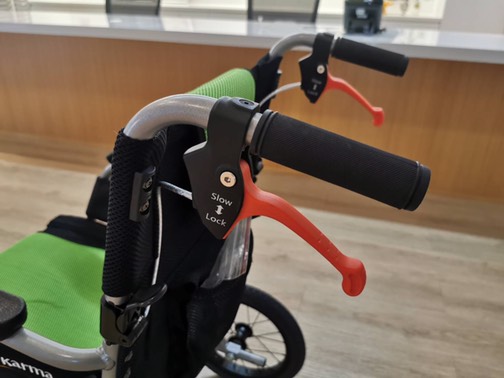 รถเข็นวีลแชร์น้ำหนักเบา พับได้ อลูมินัมอัลลอยด์คาร์ม่า รุ่น Ergo Lite (WheelChair KARMA Ergo Lite) น้ำหนักเบาเพียง 8.5 กก. เบากว่าทุกรุ่นของคาร์ม่า เหมาะสำหรับเดินทาง ของแท้ รับประกันศูนย์ไทย 5 ปี (รุ่นยอดนิยม)