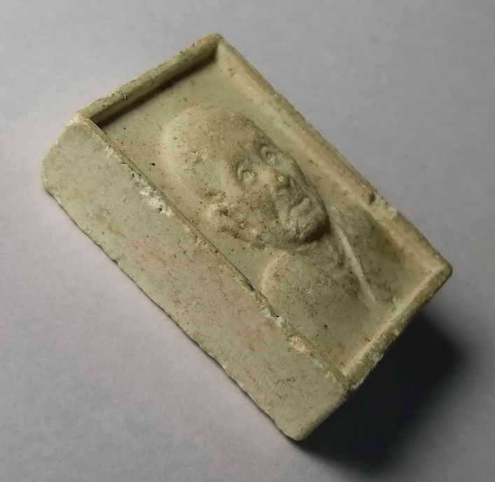 รหัสสินค้า พระเนื้อดิน เนื้อผง เนื้อว่าน 330 พระผงรูปเหมือนหลวงปู่บุดดา วัดกลางชูศรีเจริญสุข หลังม้า ปั๊มตรายาง ฉลองอายุ 99 ปี หลวงปู่บุดดา