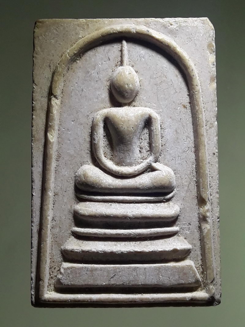 รหัสสินค้า พระเนื้อดิน ผง ว่าน 10501 พระสมเด็จเนื้อผงน้ำมัน หลังรูปเหมือนหลวงพ่อแพ วัดพิกุลทอง จังหวัดสิงห์บุรี ไม่ทราบปีที่สร้าง