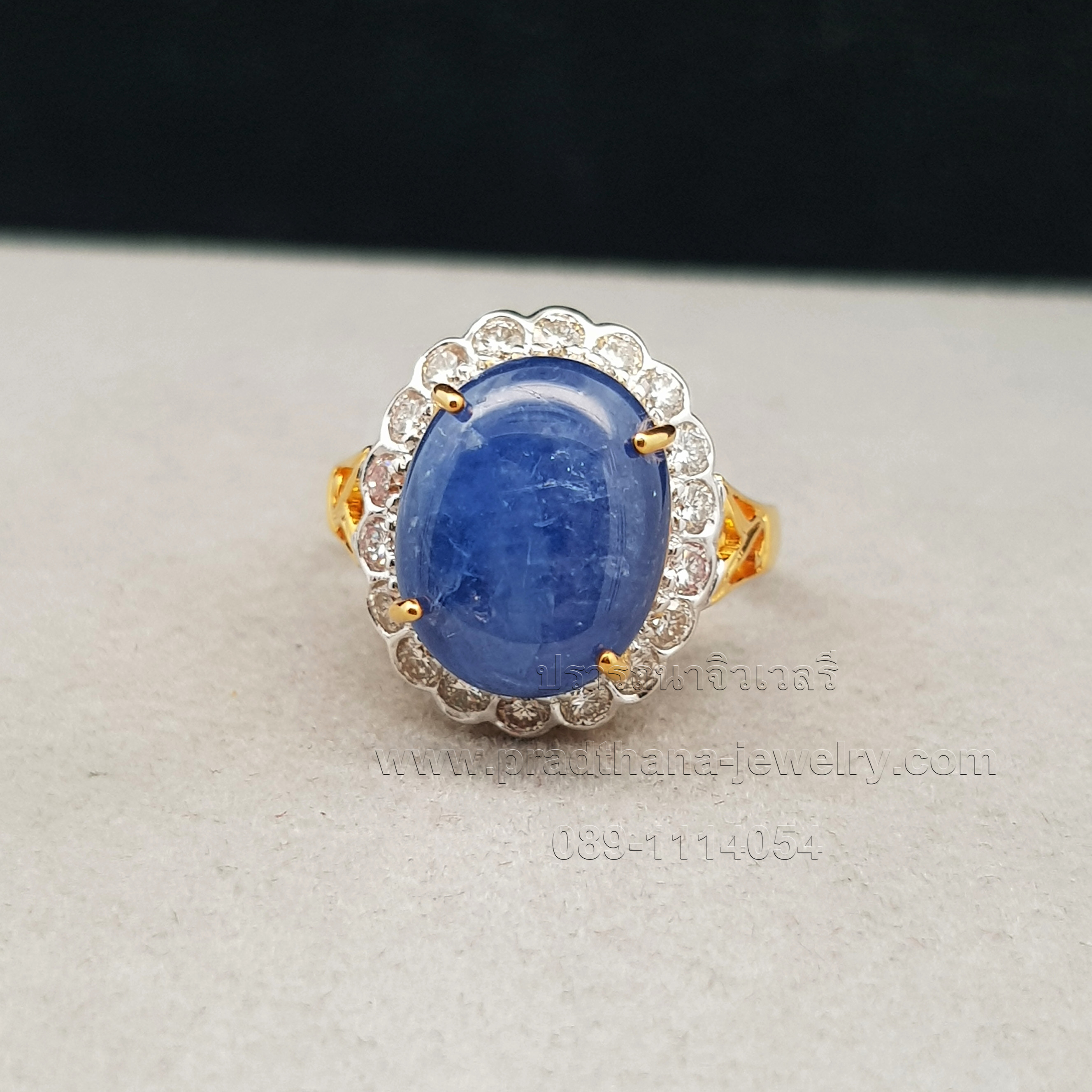 แหวนไพลินนิหล่าล้อมเพชร