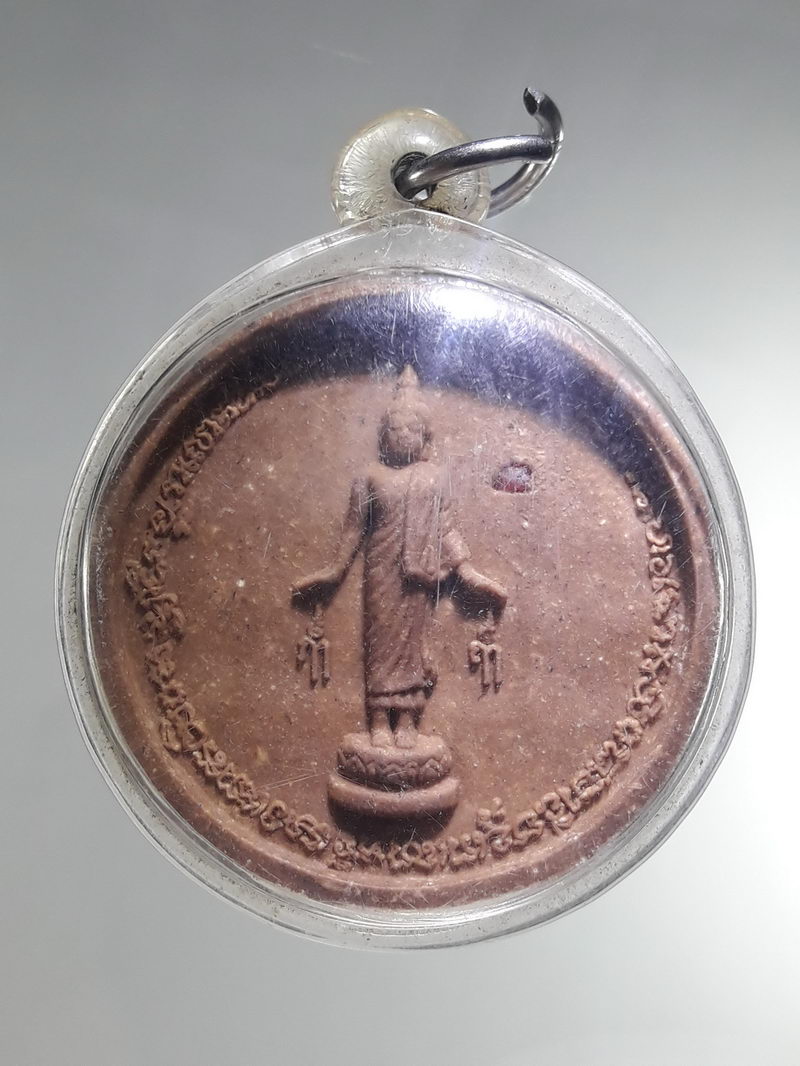 รหัสสินค้า พระเนื้อดิน ผง ว่าน 10540 พระเนื้อผงจันทร์ลอย ฝังพลอยเสก หลวงพ่อคง วัดเขาสมโภชน์ อำเภอชัยบาดาล จังหวัดลพบุรี หลังพระพุทธปางเปิดโลก