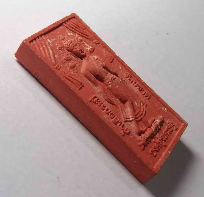 รหัสสินค้าพระเนื้อดิน เนื้อผง เนื้อว่าน 438 พระลีลาเนื้อผง องค์ทุ่งเศรษฐี ผสมแร่รัตนชาติ หลวงพ่อจำเนียรวัดถ้ำเสือจังหวัดกระบี่ หลังองค์พระสีวลี พระอรหันต์แห่งโชคลาภค้าขายร่ำรวย