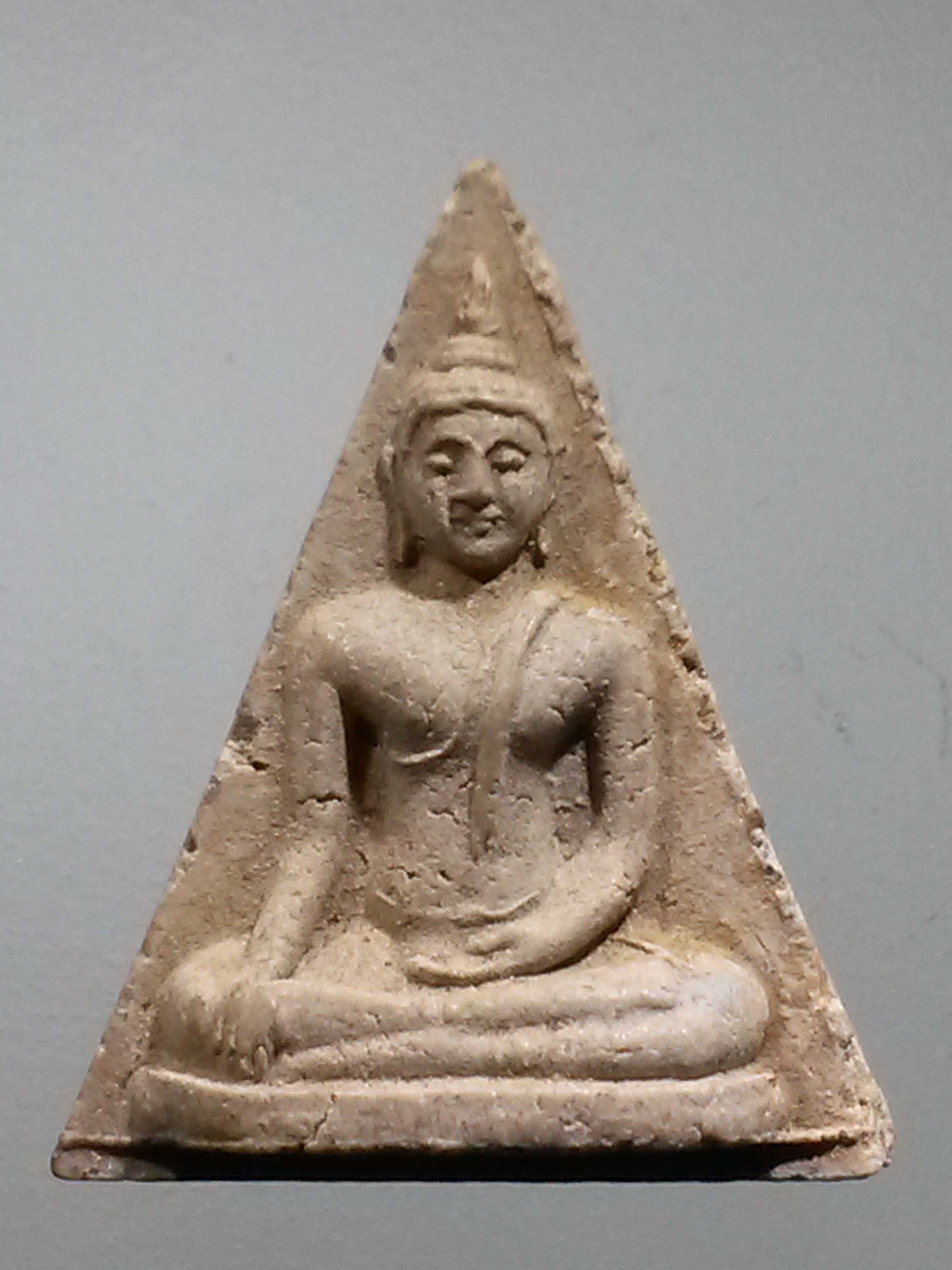 รหัสสินค้า พระไม่ทราบที่ 484 พระพุทธเนื้อผง พิมพ์สามเหลี่ยม หลังยันต์พุทโธ ไม่ทราบที่