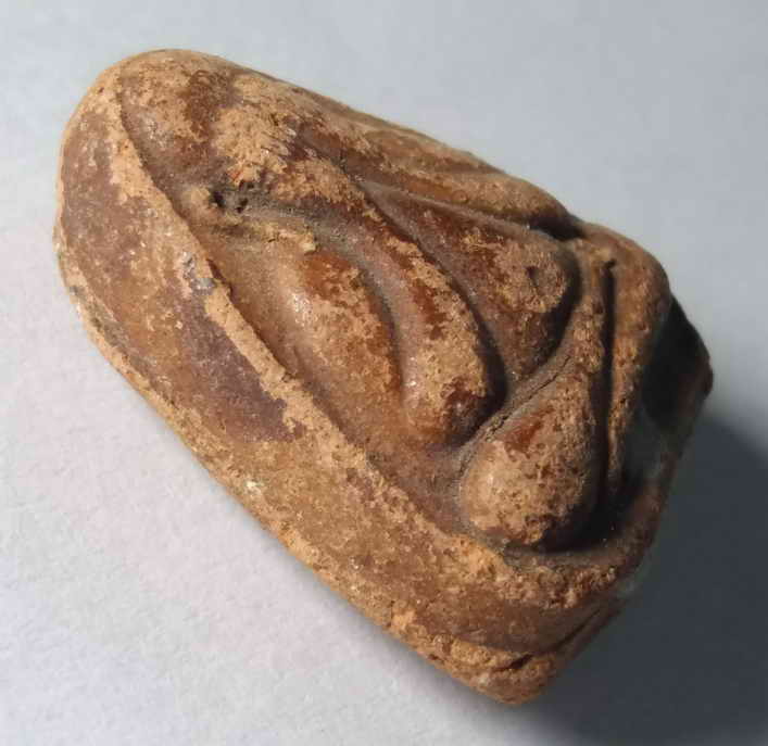 รหัสสินค้า พระปิดตา ทั่วไป 080 พระปิดตาเนื้อดินเผา หลวงปู่ทองบัว วัดโรงธรรมสามัคคี จ.เชียงใหม่ สร้างปี 2542