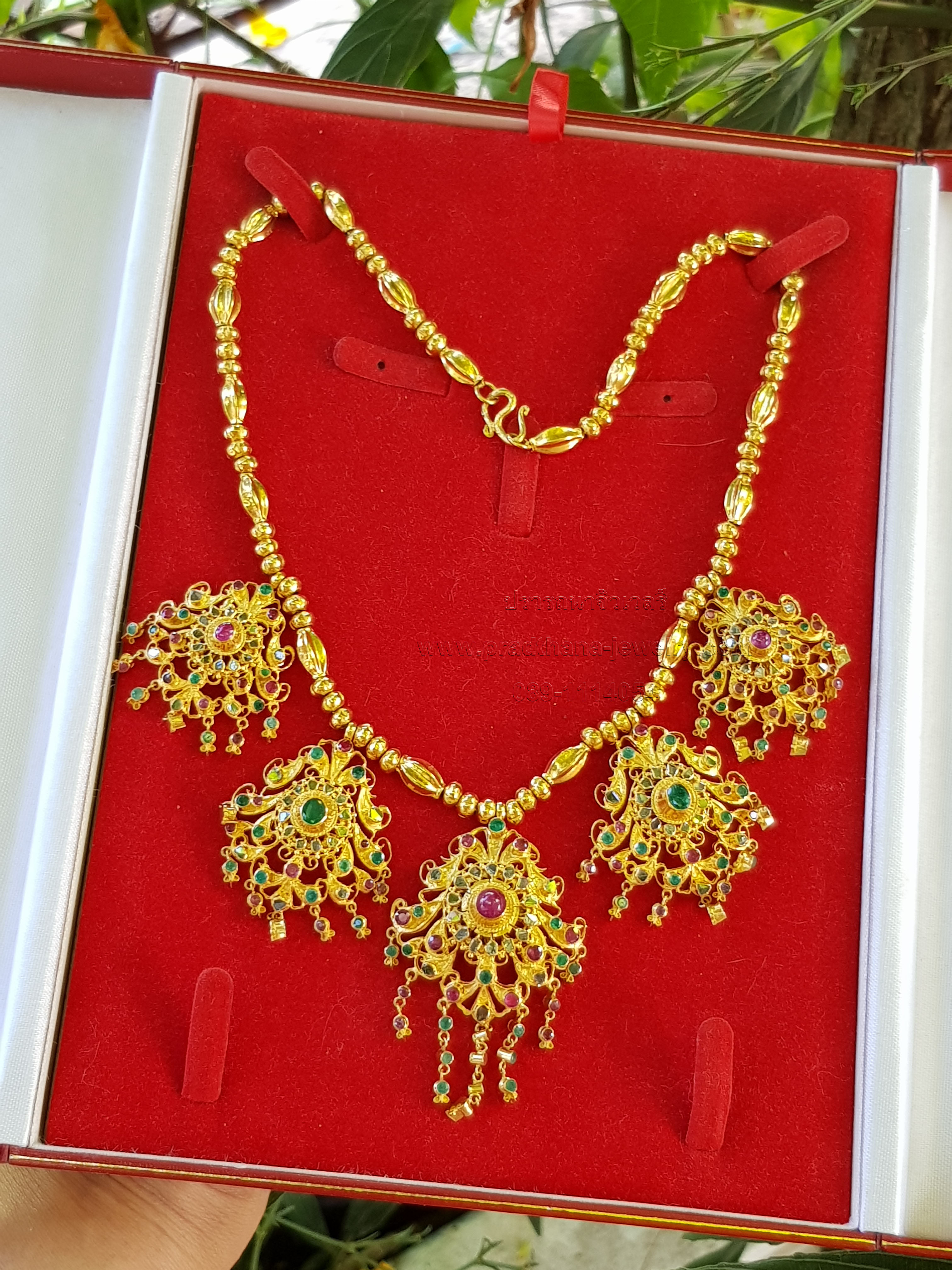 สร้อยคออุบะห้าช่อสามสี