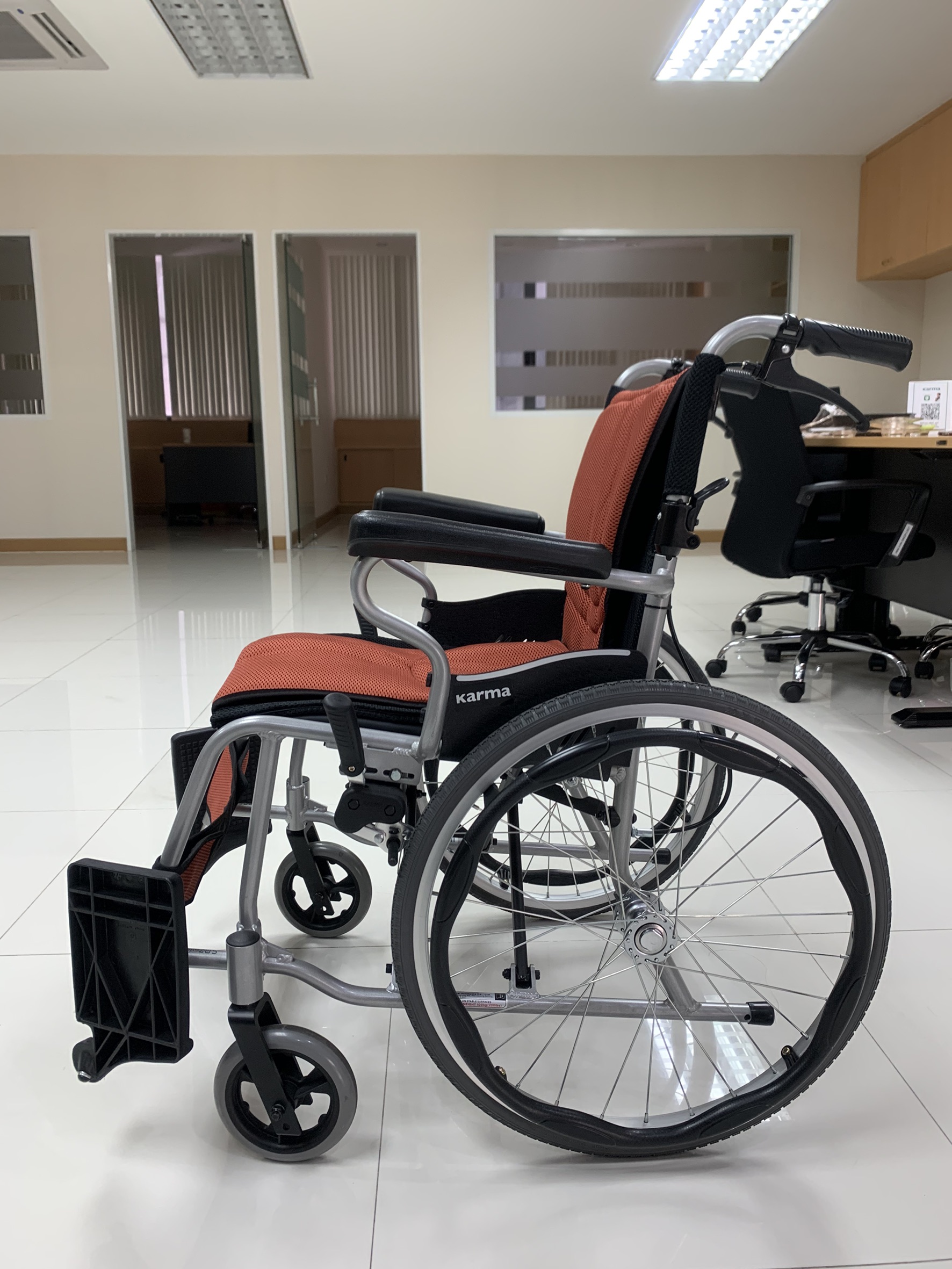รถเข็นวีลแชร์น้ำหนักเบา พับได้ อลูมินัมอัลลอยด์คาร์ม่า รุ่น S-Ergo 205 F20 (WheelChair Karma S-Ergo 205 F20) พกพาสะดวก กะทัดรัด ของแท้ รับประกันศูนย์ไทย 5 ปี