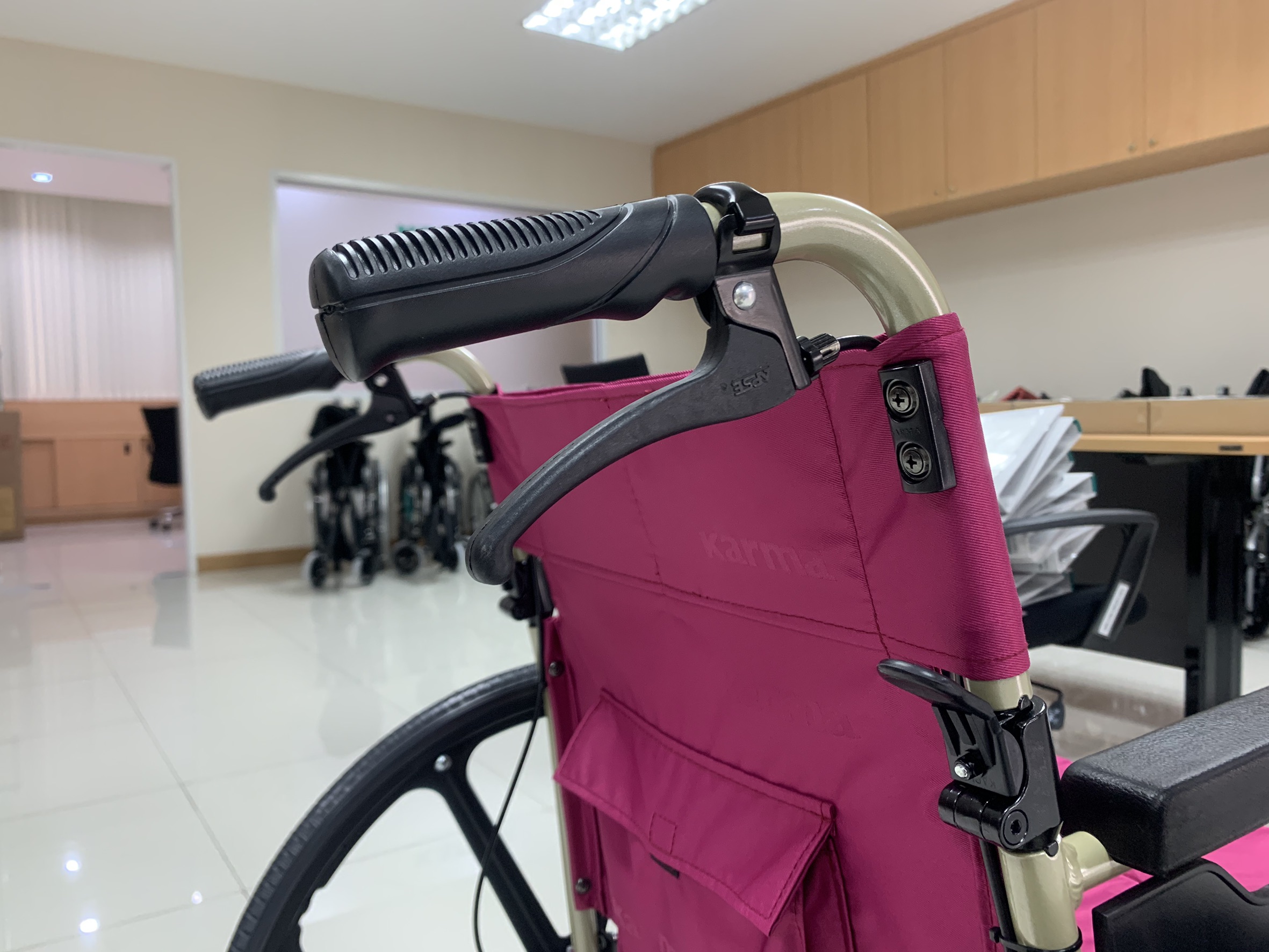 รถเข็นอลูมินัมอัลลอยด์คาร์ม่า รุ่น KM-1500 (KARMA KM-1500) ดีไซน์คลาสสิค ทนทาน เบาะกว้าง 18 นิ้ว ล้อหลัง 24 นิ้ว ของแท้ รับประกันศูนย์ไทย 5 ปี