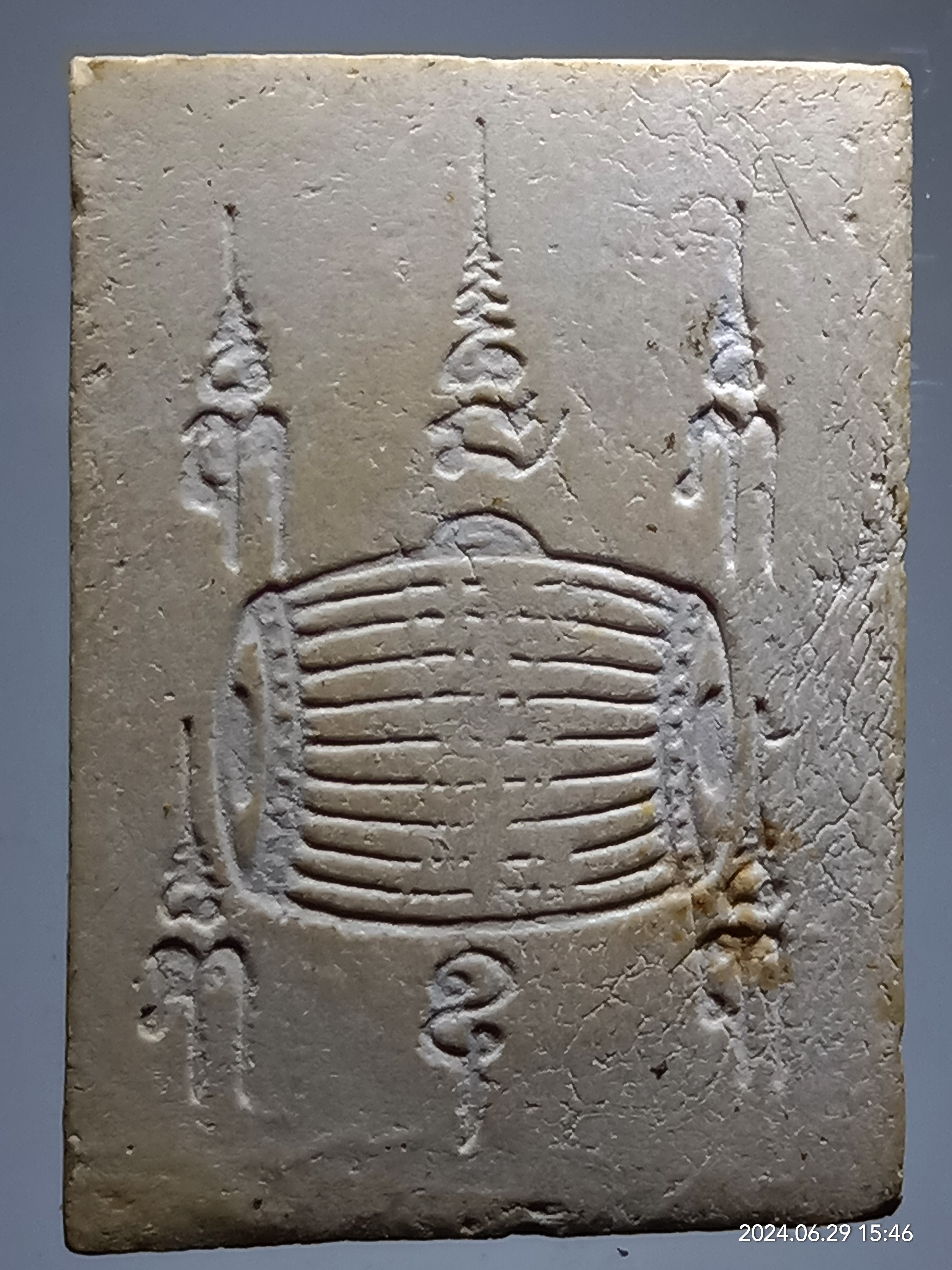 รหัสสินค้า พระเนื้อดิน เนื้อผง เนื้อว่าน 480 เศียรพ่อแก่ฤาษีบรมครู เนื้อผงหลังกลอง ไม่ทราบสำนัก ส่วนใหญ่แล้วจะทำแจกในพิธีไหว้ครูครับ