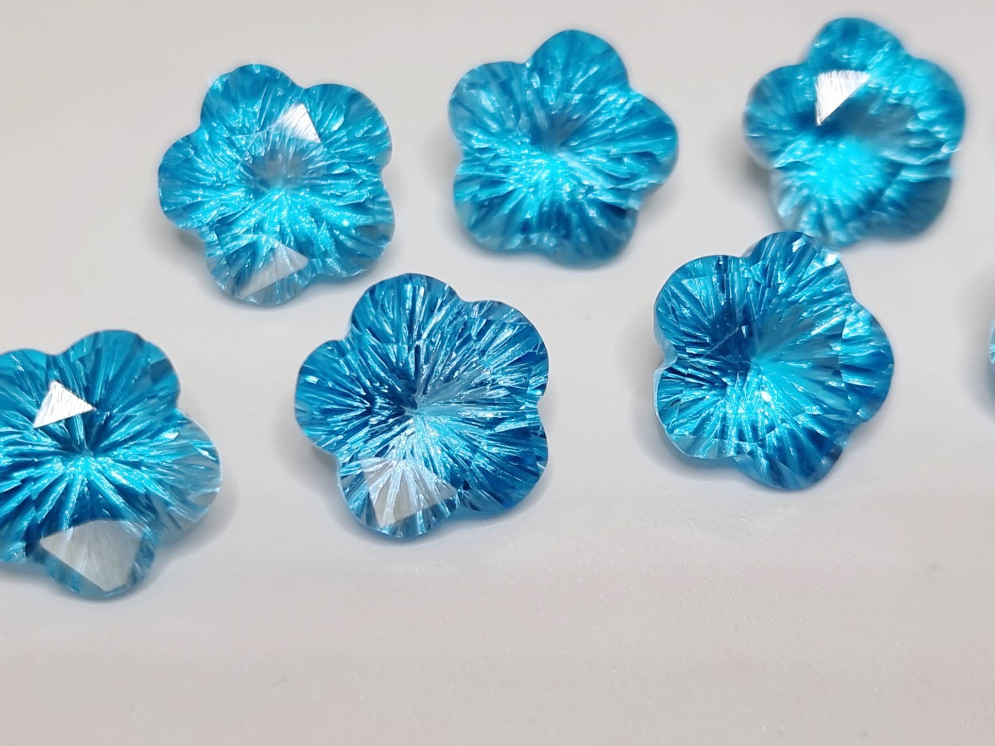 พลอยสวิสบลูโทพาส (Swiss Blue topaz) เจียรทรงดอกไม้ 9.5 มม. 1 เม็ด