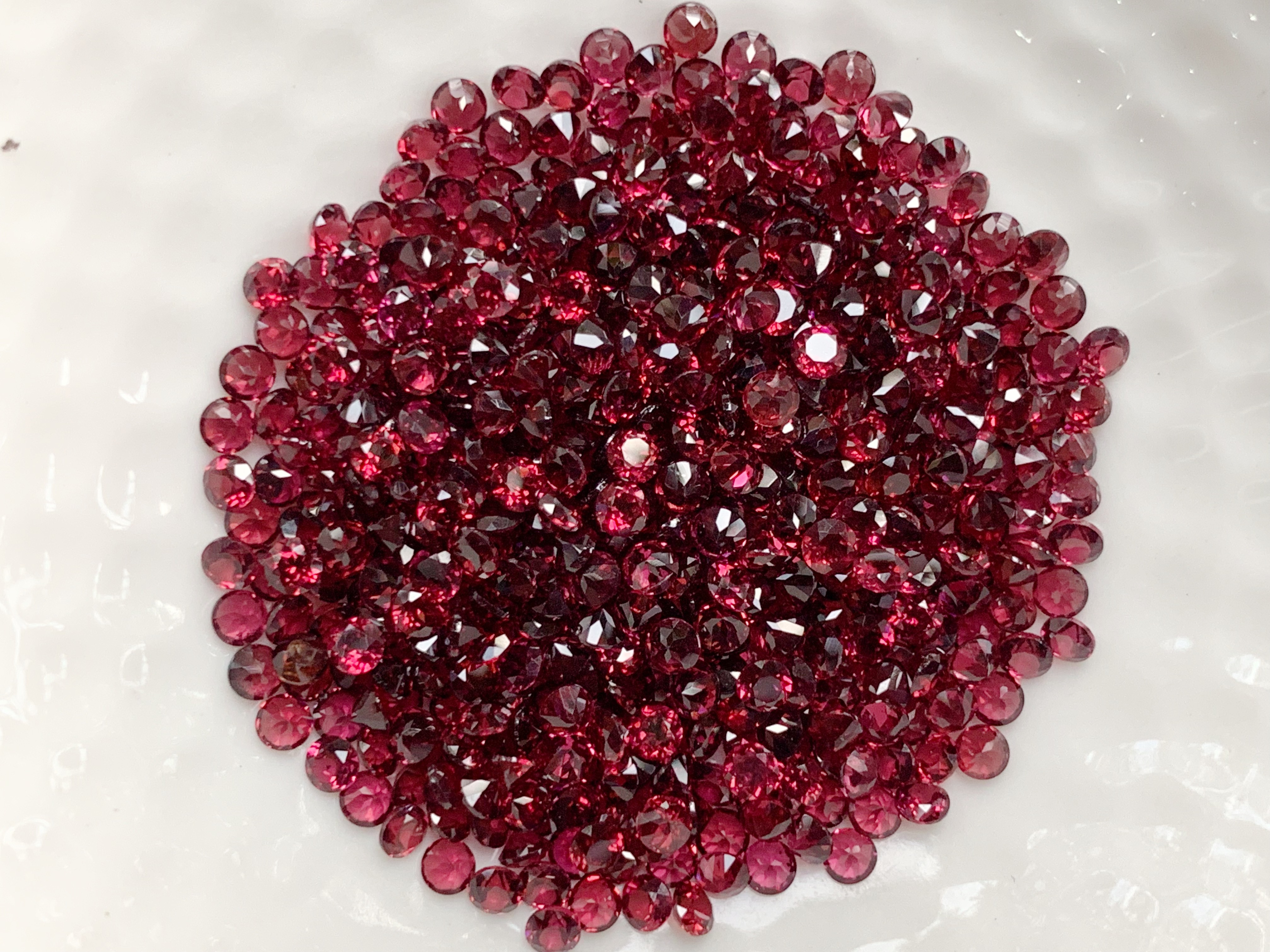 โรโดไลท์กลม 2.5 มม. 5 กะรัต