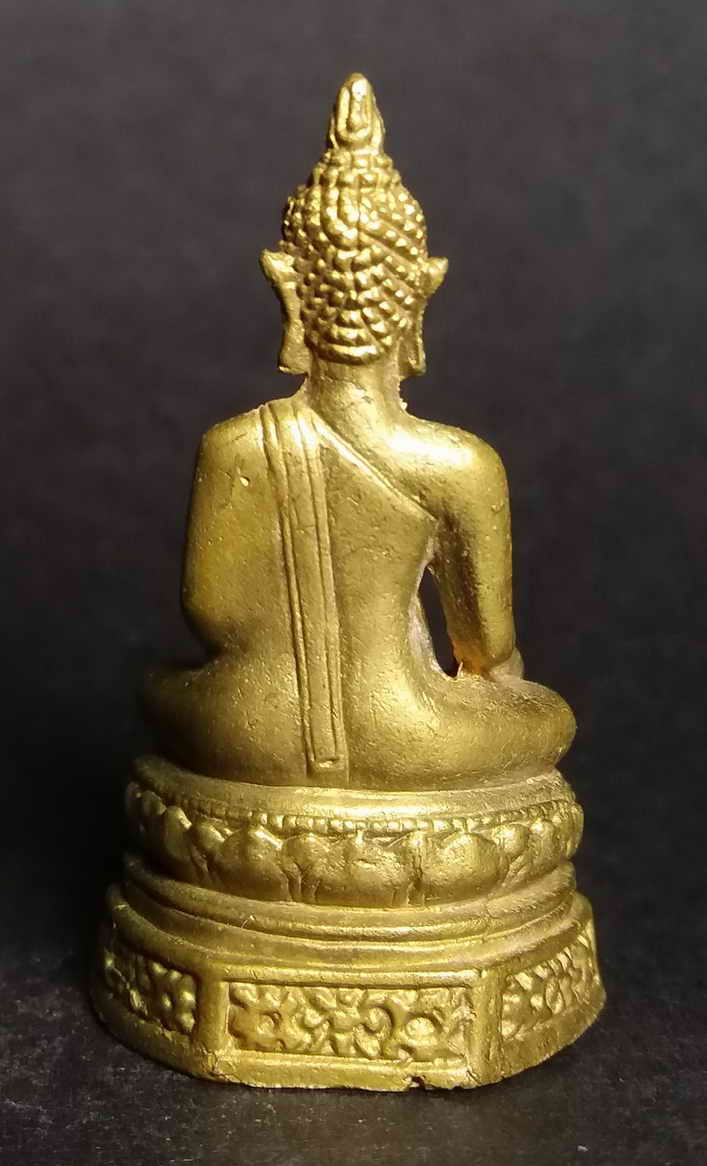 รหัสสินค้า พระกริ่ง พระหล่อ 011 รูปหล่ออุดกริ่ง พิมพ์พระพุทธนั่งมารวิชัย ฐานบัว ไม่ทราบที่ น่าจะเป็นพระทางภาคเหนือครับ พระรายการนี้ให้เช่าบูชาแล้ว