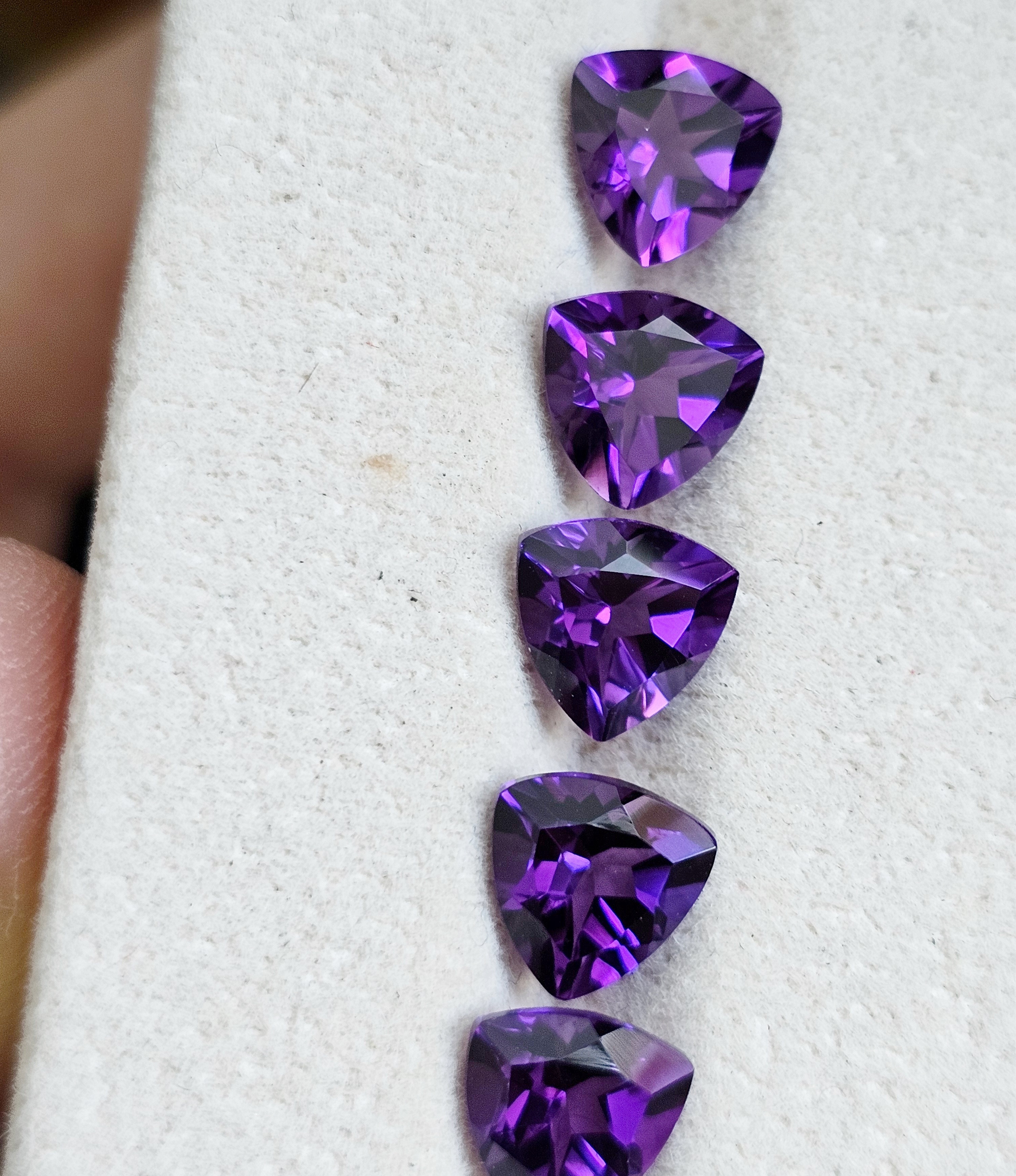 อเมทิสสามเหลี่ยม 7x7mm. 1 เม็ด