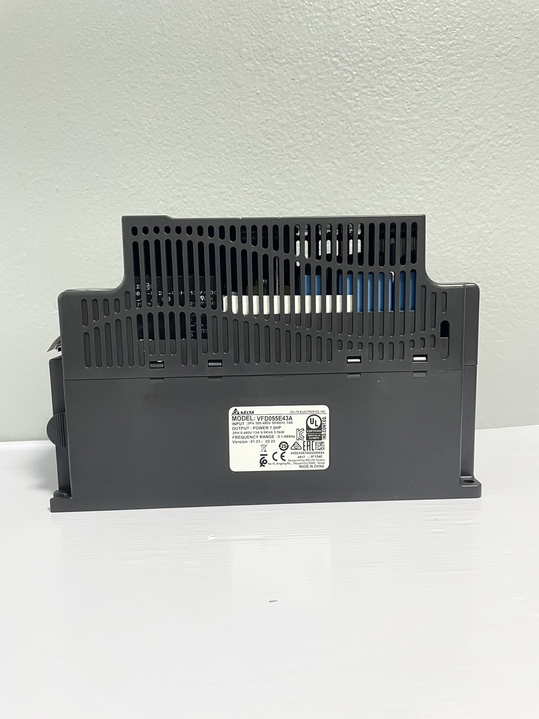 Delta Inverter VFD055E43A 7.5HP 5.5kw (Input 380V 3-Phase Output 380V 3-Phase )