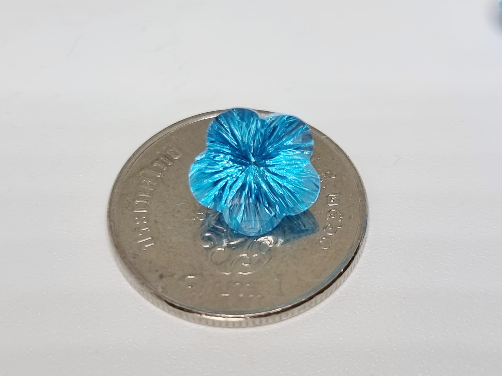 พลอยสวิสบลูโทพาส (Swiss Blue topaz) เจียรทรงดอกไม้ 9.5 มม. 1 เม็ด