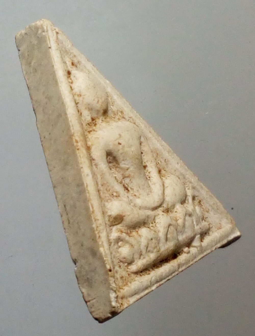 รหัสสินค้า พระไม่ทราบที่ 178 พระเนื้อผงปางสมาธิ นั่งฐานบัว พิมพ์สามเหลี่ยม ไม่ทราบที่