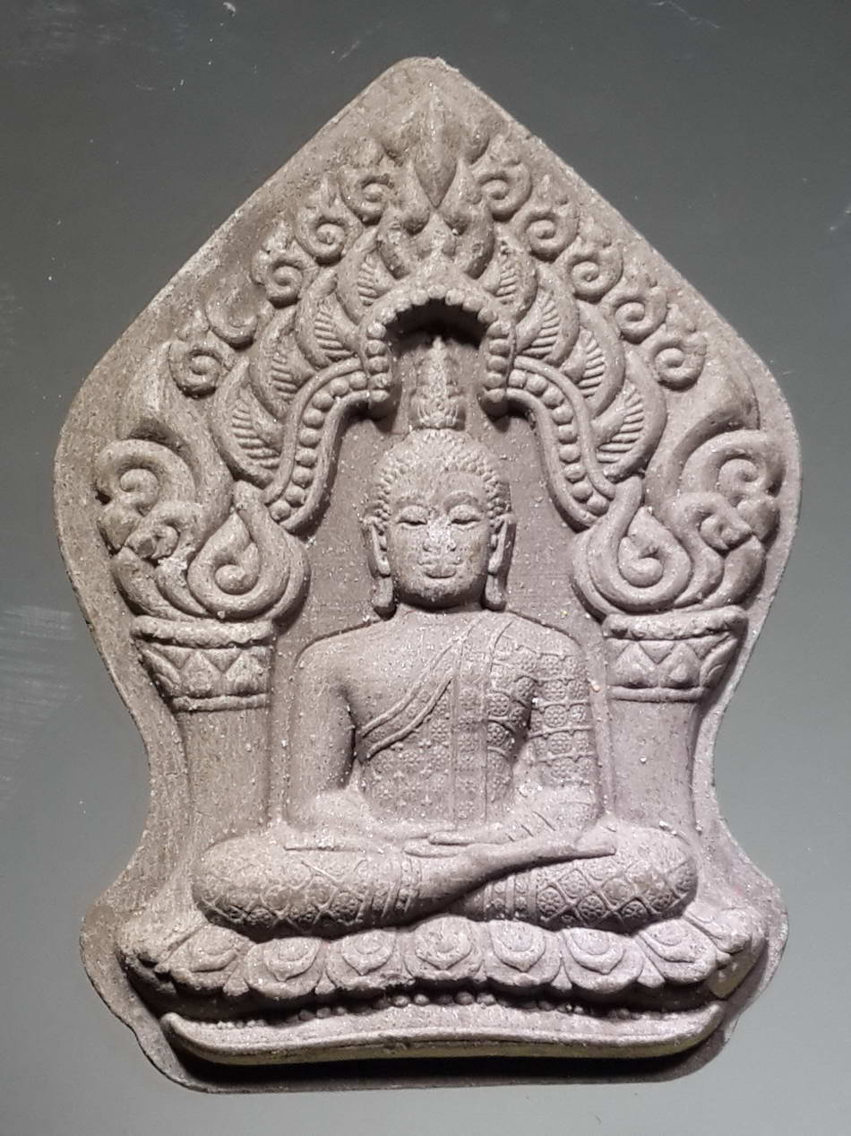 รหัสสินค้า พระเนื้อดิน เนื้อผง เนื้อว่าน 1179 พระพุทธเนื้อผง ปางสมาธิซุ้มเรือนแก้ว ที่ระลึกปิดทองฝังลูกนิมิตผูกพัทธสีมา วัดแพร่งขาหยั่ง