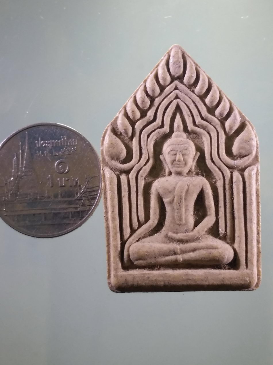 รหัสสินค้า พระเนื้อดิน เนื้อผง เนื้อว่าน 185 พระขุนแผนพุทไธศวรรย์ พิมพ์แขนอ่อน เนื้อผงพุทธคุณ หลวงพ่อหวล วัดพุทไธศวรรย์ สร้างโดยกองทุนหลวงปู่ปาน จัดสร้างปี 2547 หายาก สร้างน้อย ไม่ค่อยพบเจอ