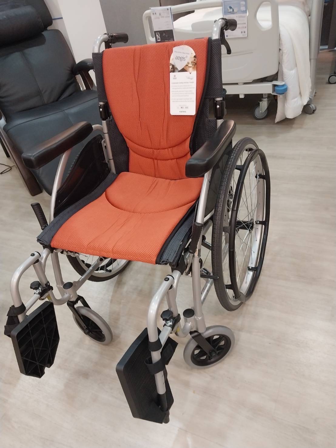 รถเข็นอลูมินัมอัลลอยด์คาร์ม่า รุ่น S-Ergo 125 (WheelChair KARMA S-Ergo 125) ถอดชิ้นส่วนได้ เปิดที่พักแขนขึ้นได้ สะดวกต่อการเคลื่อนย้ายผู้ใช้งาน นั่งสบาย รองรับน้ำหนักสูงสุด 115 กิโลกรัม ของแท้ รับประกันศูนย์ไทย 5 ปี