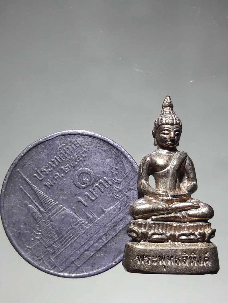 รหัสสินค้า พระมีกล่อง 208 รูปหล่อเนื้อโลหะผสม หล่อก้นถ้วย พระพุทธสิหิงค์ รุ่นแรก วัดบางแคใหญ่ อำเภออัมพวา จังหวัดสมุทรสงคราม สร้างปี 2566