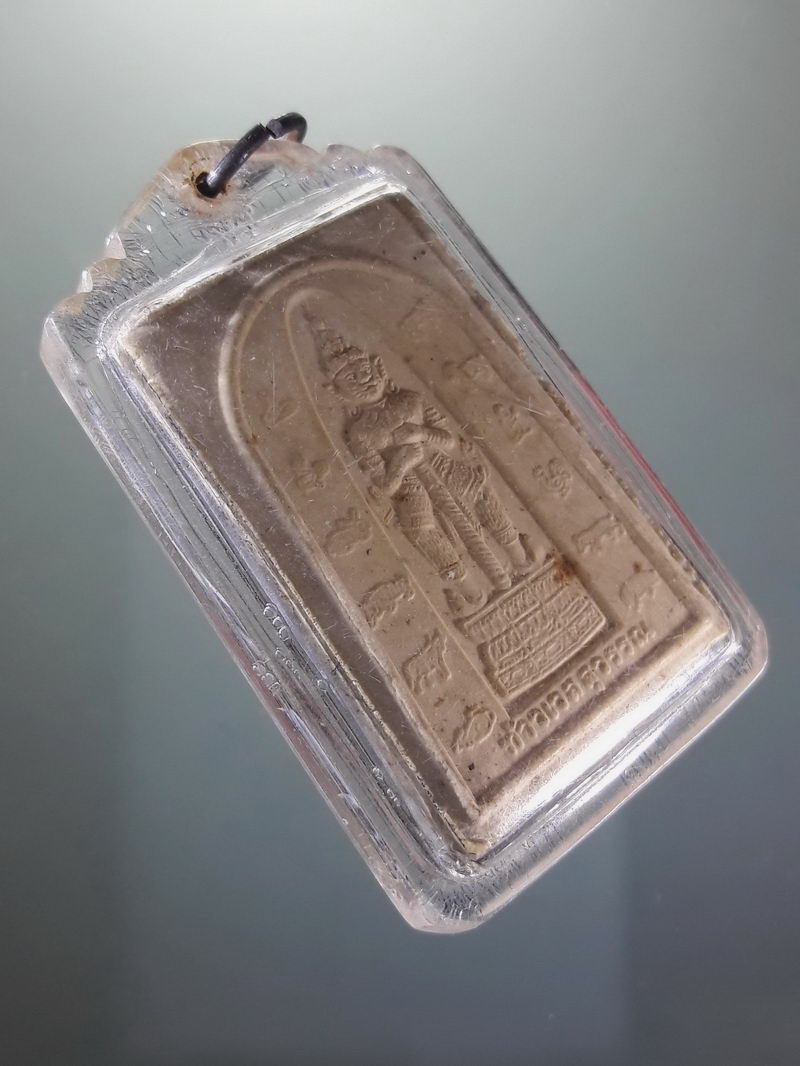 Antig FB 12532 พระพุทธเอกนพรัตน์ ท้าวเวสสุวรรณ วัดป่าศิริวัฒนวิสุทธิ์ อำเภอท่าตะโก จังหวัดนครสวรรค์ เลี่ยมพลาสติกมาแต่เดิม แขวนบูชาได้ทันทีเมื่อรับของ