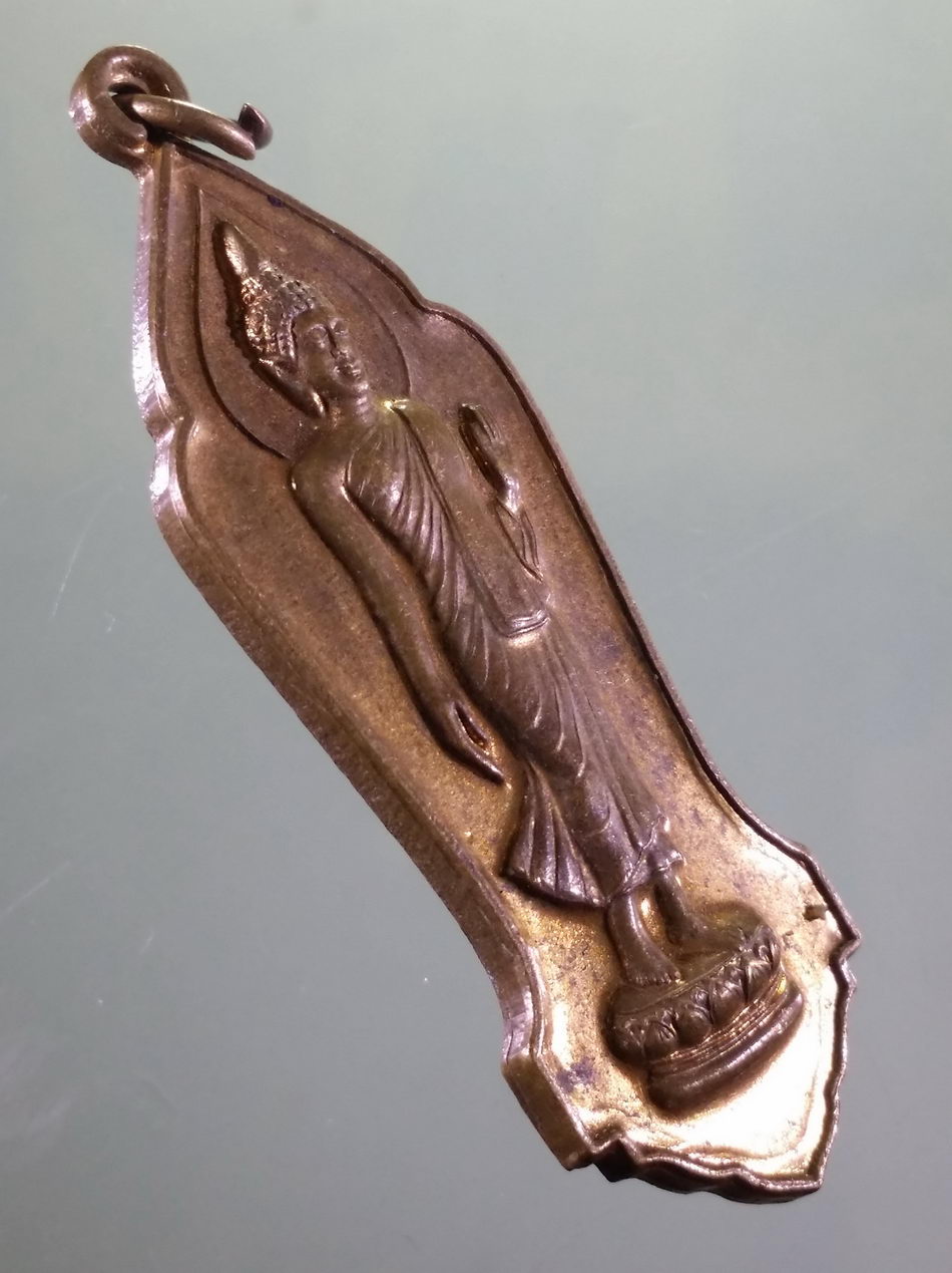 รหัสสินค้า เหรียญพระพุทธ 4181 เหรียญพระลีลา หลังพระบรมสารีริกธาตุ พระเขี้ยวแก้ว พิธีพุทธาภิเษกต่อเนื่อง 3 เดือนเต็ม ปี 2545-2546 ขนาดเทียบกับเหรียญบาท