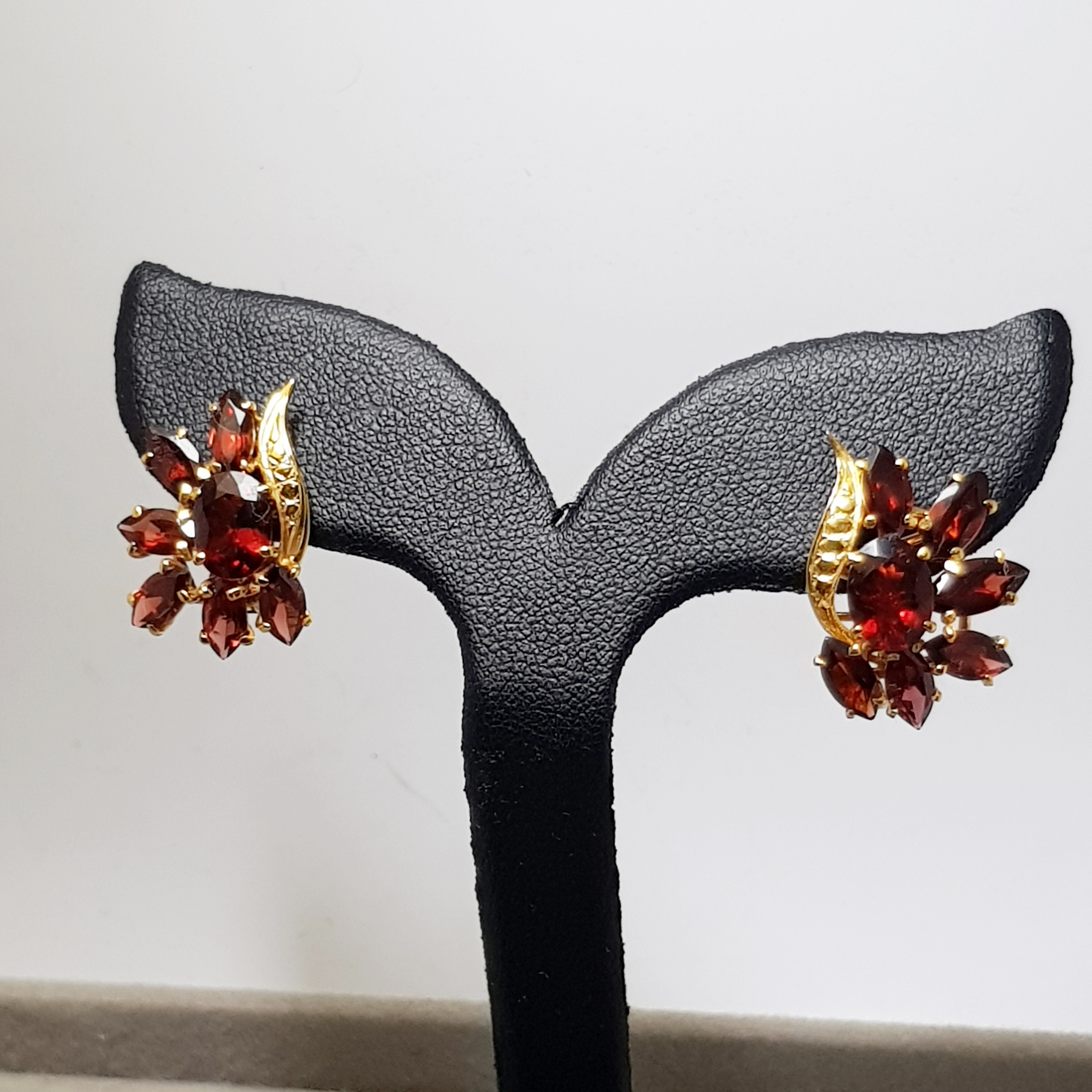 ต่างหูโกเมนลายช่อดอกไม้ **ขายแล้ว**