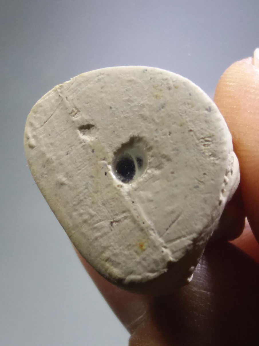 รหัสสินค้า พระมีกล่อง 3920 รูปหล่อลอยองค์ เนื้อผง หลวงพ่อคง วัดบางกะพ้อม จังหวัดสมุทรสงคราม สร้างปี 2548 ปลุกเสกโดยพระสงฆ์ พระเกจิอาจารย์ 1,250 รูป