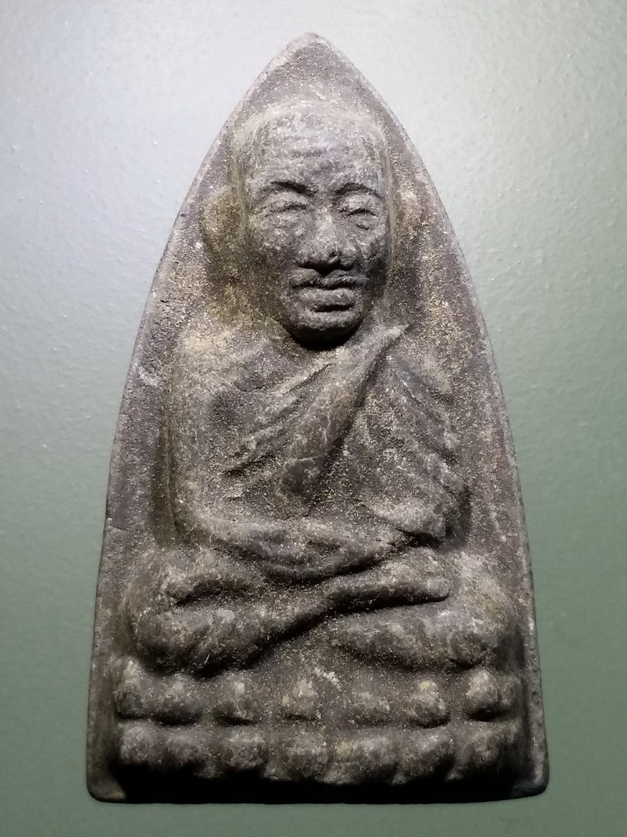 รหัสสินค้า หลวงปู่ทวด วัดต่างๆ 470 หลวงปู่ทวดเนื้อว่าน วัดช้างให้ จังหวัดปัตตานี พิมพ์เตารีดหลังตัวหนังสือนูน ไม่ทราบปีที่สร้าง พระรายการนี้ให้เช่าบูชาแล้ว