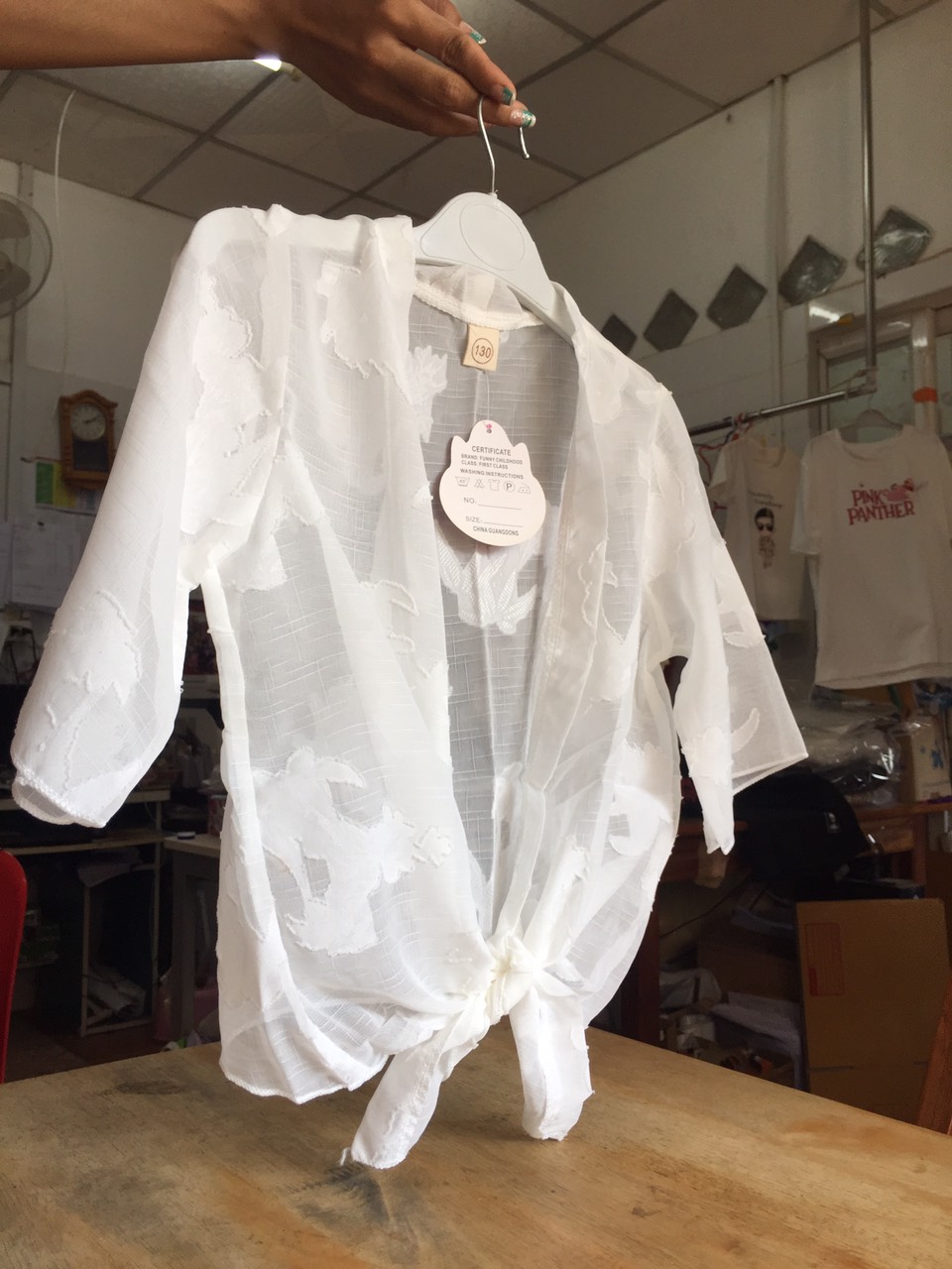sh5110- เสื้อคลุมสวยทุกโอกาส มีสีขาว และสีดำ ผ้าซีทรูลายดอกไม้พลิ้วสวยทิ้งตัวเบาสบาย (มีจำนวนจำกัด หมดแล้วหมดเลย)