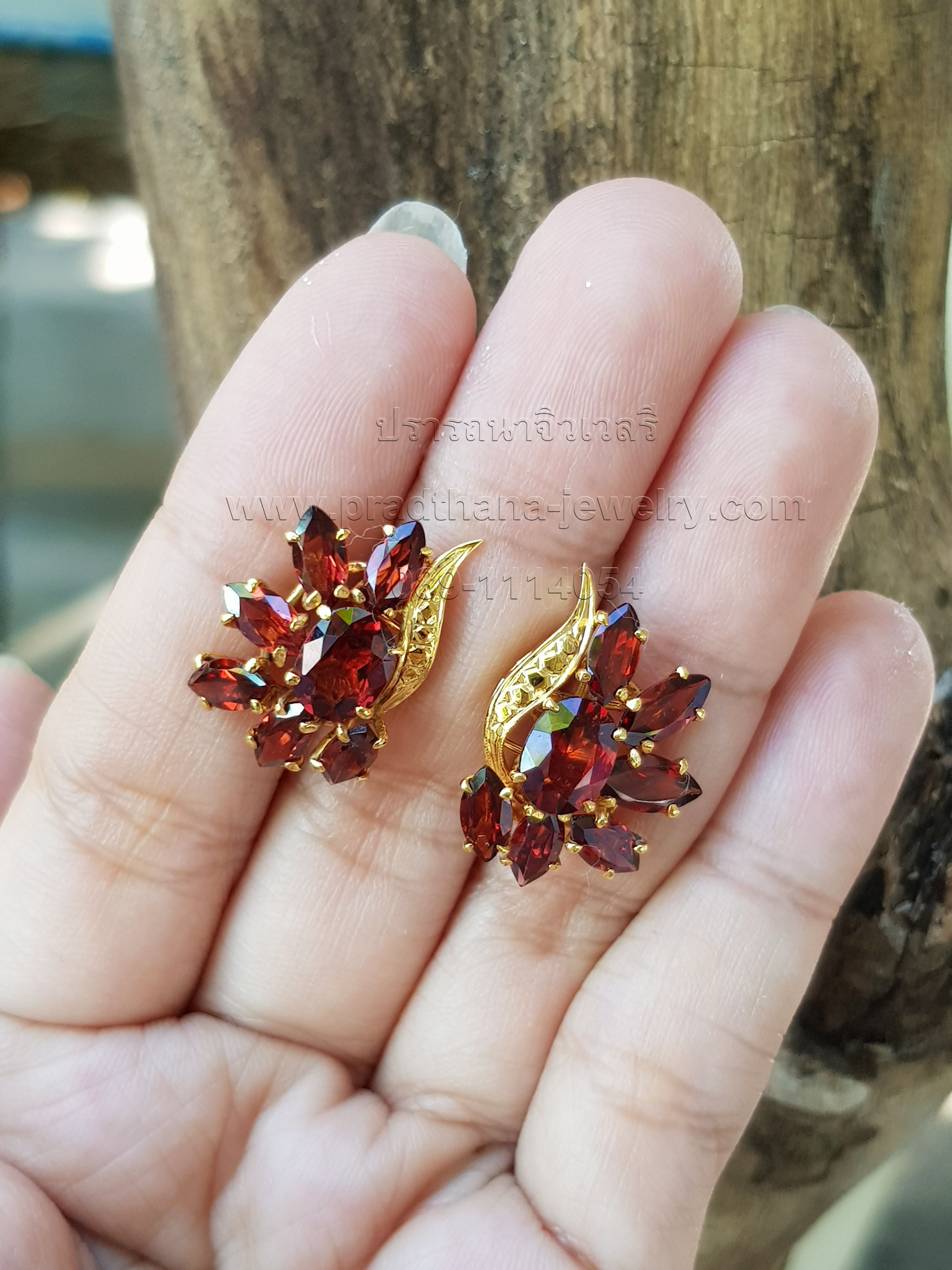 ต่างหูโกเมนลายช่อดอกไม้ **ขายแล้ว**