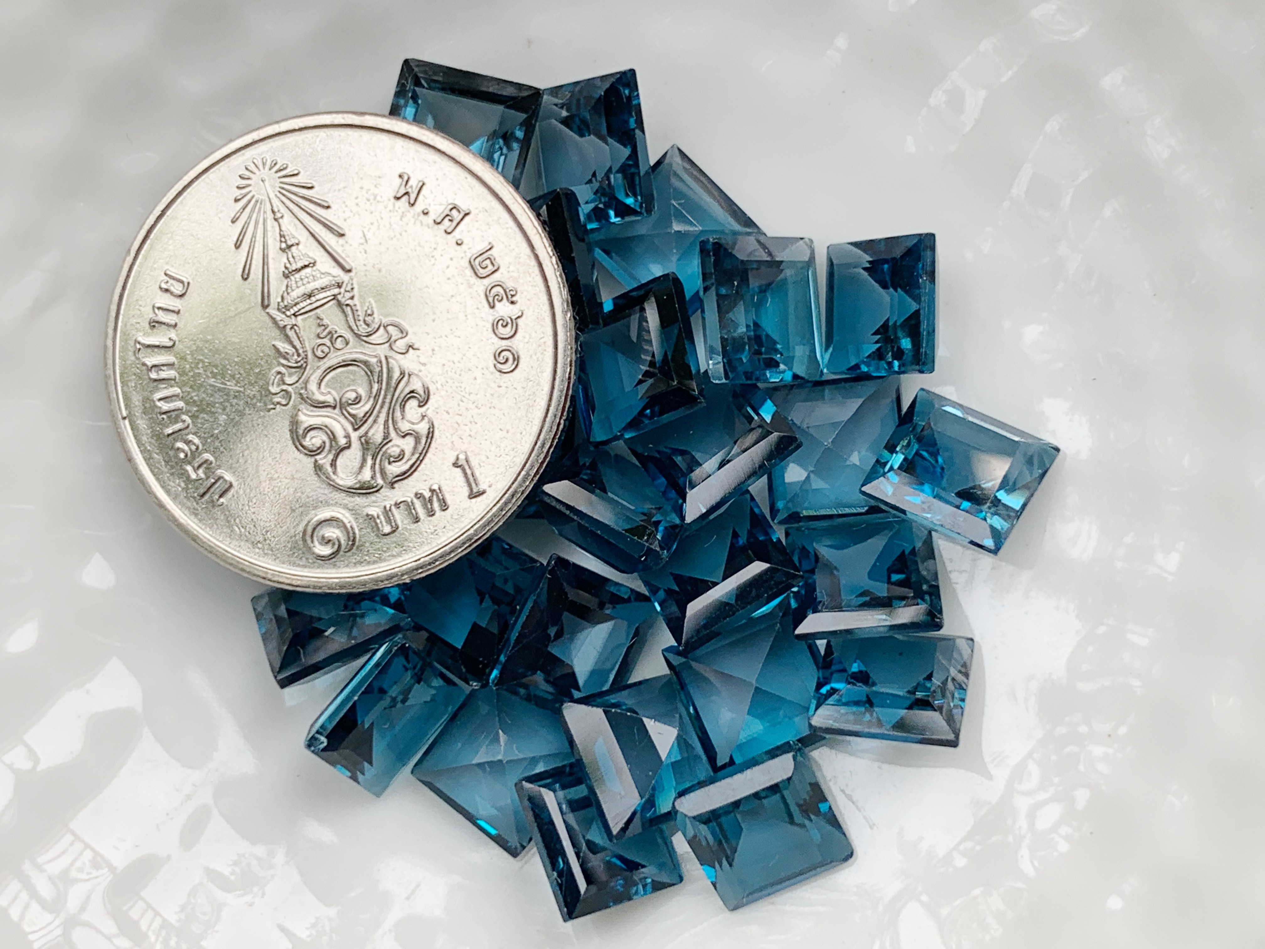 ลอนดอนบลูโทปาสสี่เหลี่ยม 6 มม. 5 กะรัต